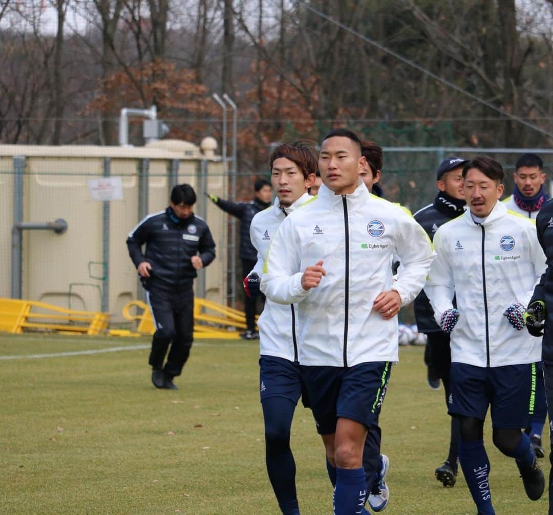 太田修介のインスタグラム：「. . . 全体練習が始まりました！ 早くチームに馴染んで、自分の色を出していきたい💪 #fc町田ゼルビア  #zelvia  #28」