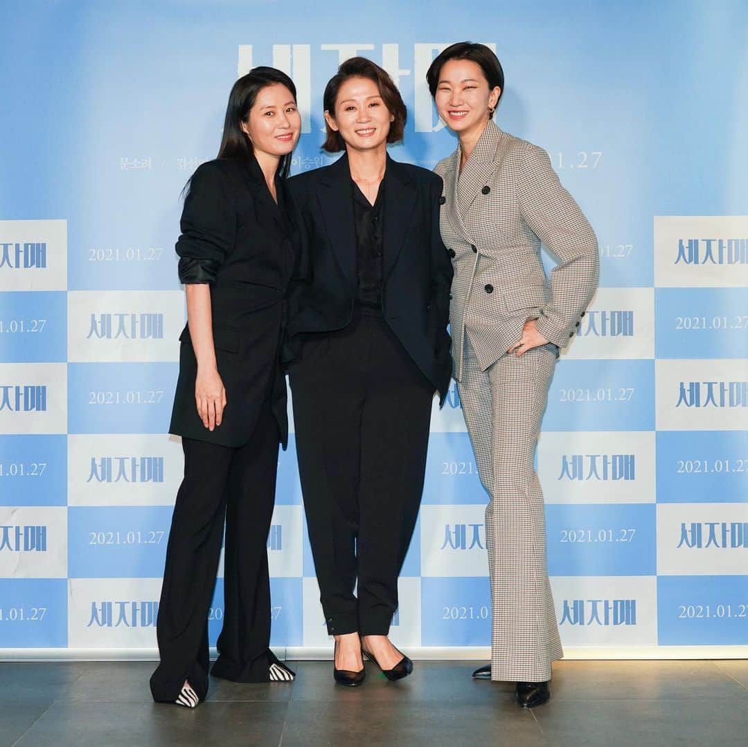 チャン・ユンジュのインスタグラム：「2021년 한국영화의 시작을 세자매가 엽니다.  와주신 모든 기자분들 관계자분들 진심으로 감사 드려요. 💜🙏🏻 우리 영화 어떻게 보셨는지 궁금하네요.  내일 라운드 인터뷰 때 만나요.  #1월27일대개봉  #기자간담회 #세자매  #문소리  #김선영  #장윤주   사진제공 #리틀빅픽쳐스 @littlebig_pic」