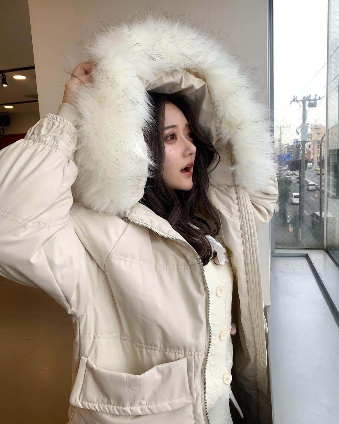 石綿日向子さんのインスタグラム写真 - (石綿日向子Instagram)「. ライオンみたいで可愛いコート 誰か飼ってください？🦁🥛ｶﾞｵｰ」1月19日 19時59分 - hinako_ishiwata