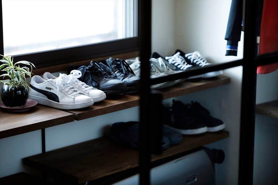 スタイル工房さんのインスタグラム写真 - (スタイル工房Instagram)「オープンな可動棚で見せる収納という工夫も。 その日に履きたい靴をパッとみて決めることができそう  #stylekoubou #スタイル工房 #リノベ #リノベーション #リフォーム #東京リノベーション #横浜リノベーション #戸建てリノベ  #renovation #マンションリノベーション #リノベのアイディア #施工事例 #快適な暮らし #自然素材  #中古リノベ #暮らしのアイデア  #日々の暮らし #暮らしを楽しむ #ライフスタイル #丁寧な暮らし #インテリア #快適空間 #丁寧な生活 #インテリア好きな人と繋がりたい #可動棚」1月19日 20時00分 - stylekoubou_official