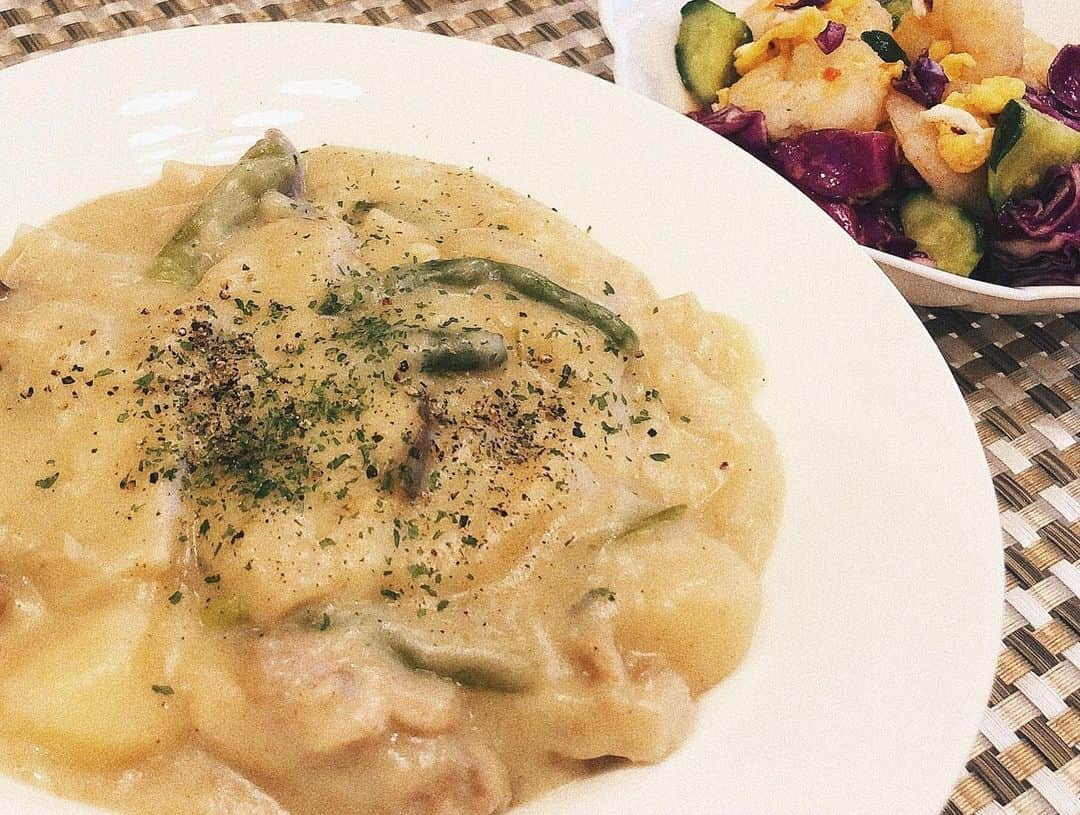 蜂谷晏海さんのインスタグラム写真 - (蜂谷晏海Instagram)「久しぶりに、はちうちごはん🍴 （ストーリーに載せたのもあるけど） なんだか鶏肉が多めです🍗 手羽中、手羽元、手羽先、もも肉、胸肉、ささみ、、 皮も使わなかった分は冷凍してある程度たまったらおつまみで食べます😂 手羽シリーズはお安くなってる事が多いからつい買っちゃう😌 最近のサラダはサワークリーム乗せるのにはまってる！ そうそう、みなはん、肉じゃがは何肉派？ 私は牛肉派なんだけど、レシピ調べたらほとんど豚肉で、この時は豚肉で作ってみたよ🙋🏻‍♀️ でもやっぱり私は牛肉の肉じゃがが好きでした😯 #はちうちごはん #自炊#おうち居酒屋」1月19日 20時00分 - hachiyaami