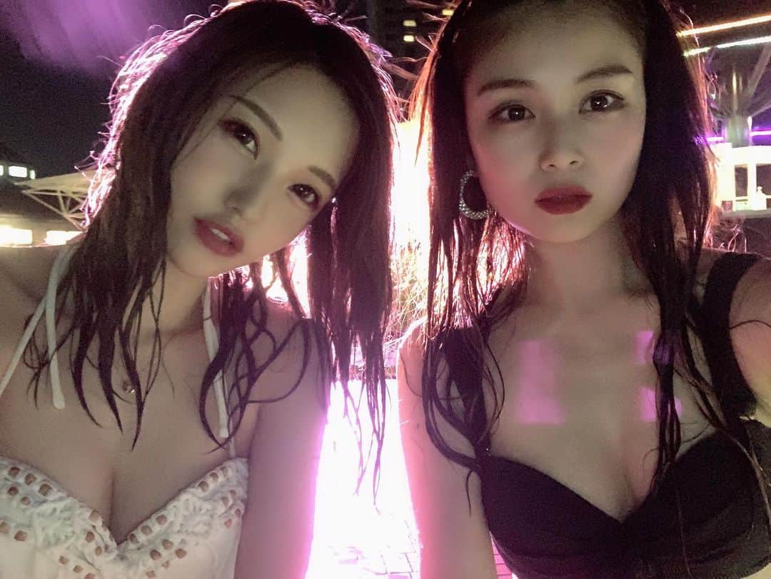 みはとのインスタグラム：「#nigthpool #🏝 #👙  過去写真たくさんあるので 載せていきます❤︎  昨年@ushiomika と 初めてナイトプール行った時の💕  みかのyoutubeで観てくれた人も いると思いますが せっかく撮った写真載せてなかった🥲  映え写真撮ってる女の子だらけだったなぁ🧸  #インスタ映え  #インスタ女子  #pool #プール #summer #夏 #映えスポット  #可愛い #水着 #pink  #ぴんく  #女子会　#女子旅  #夏の思い出  #ニューオータニ  #ホテル  #ナイトプール  #最高  #love  #follow  #followｍe  #likeforlikes  #フォローミー  #selfie  #自撮り #girls」