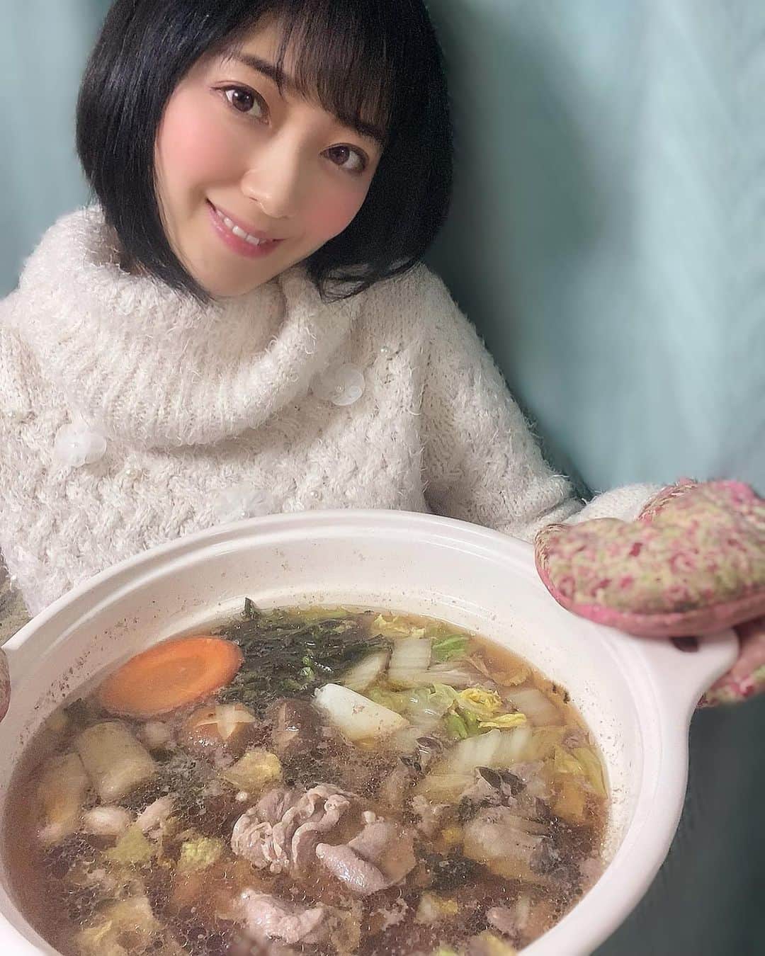 いけながあいみのインスタグラム：「今夜は鴨鍋にしました♪♪  真空パックで切った野菜と鴨肉と出し汁が送られてくるので、コツコツ煮込むだけで簡単なの✨  味はもちろん、んまっ♡でした😄✨  京鴨＆有機野菜SANTE（ @kyonomusubime ） kyotosante.thebase.in  *  I made a duck and vegetable hot pot which is yum 😋 ✨  #エイミークッキング #鴨鍋　#duckhotpot #hotpot #hotpot🍲 #japanesefood #日本食　#pr」