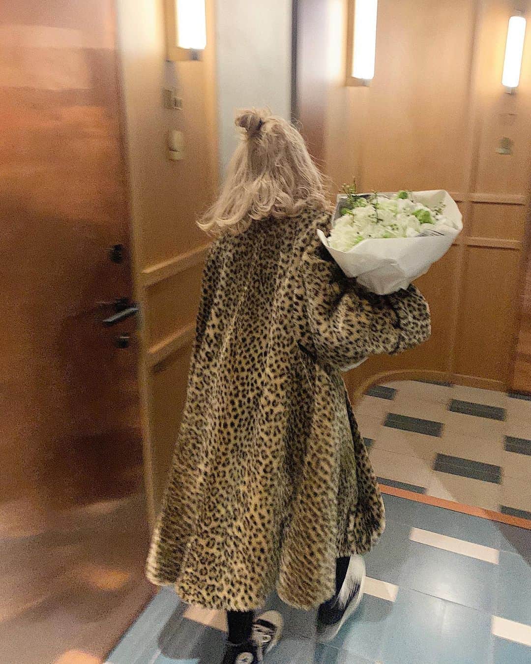 中谷愛のインスタグラム：「本日30歳を迎えました💋 これからもわたしらしくhappyに..✨  昨日は美味しいディナーをたべてなんともおしゃれなホテルに..！そして0時になった瞬間にわたしをイメージして作ってくれた花束が..😳 素敵な誕生日を、ありがとう🥂  皆さま、これからもどうぞよろしくお願いします♡」