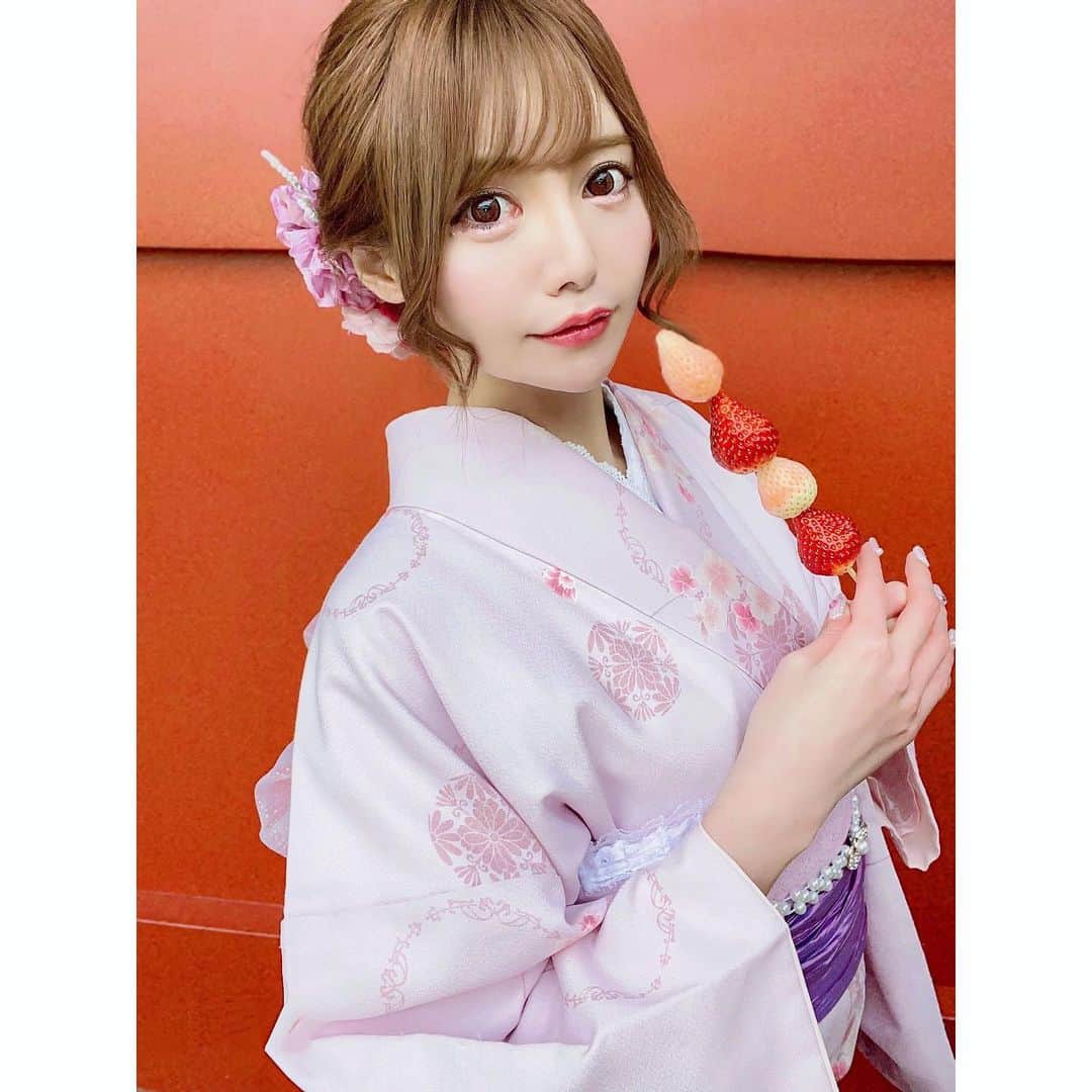 りのにゃんのインスタグラム：「+ .*ʚ♡ɞ*.+ﾟ﻿ ﻿ ﻿ ﻿ 好きな食べ物はいちごです🍓🍓🍓  いちごってかわいい♥️  ﻿  ﻿ #東京#歌舞伎町#池袋#浅草#Tokyo#水商売#キャバクラ#ホスト#BAR#プリンスグループ#池袋redshoes#着物レンタル #浅草着物レンタル#着物ヘアアレンジ#着物コーデ#kimono#アップスタイル#着物女子#初詣 #正月 #和装 #浅草寺#浅草食べ歩き#浅草デート#浅草観光#神社参拝#神社仏閣好き#おみくじは吉#followme#いいね返し  ﻿  ﻿ ﻿」