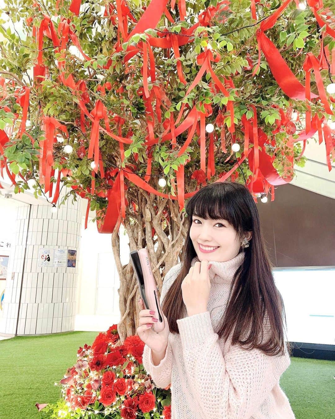 のインスタグラム：「🌹💇‍♀️🌹💇‍♀️🌹﻿ ﻿ マスクしてると湿気で﻿ さらに前髪ぺたんとなりがち…💦﻿ あと乾燥してるから静電気とかで髪﻿ 広がっちゃったり💦﻿ ﻿ なので、コードレスヘアアイロンが大活躍❤️﻿ ﻿ コンセントいらずでスイッチ入れるだけで﻿ 外で使えるから便利♬👍﻿ ﻿ ローズゴールドの艶カラーが可愛い﻿ ストレートタイプのコードレスヘアアイロン🎀﻿ @joyplus_jetty﻿ ﻿ バナナ一本分の重さですっごく軽い🍌﻿ 30秒で170℃まで上がるし、﻿ 3種類の温度設定可能だよ💕🙆‍♀️﻿ ﻿ ﻿ #ジェティー#ジェティーネクスト#コードレスヘアアイロン#ヘアアイロン#ストレートアイロン#コードレス#hair#hairstyle」