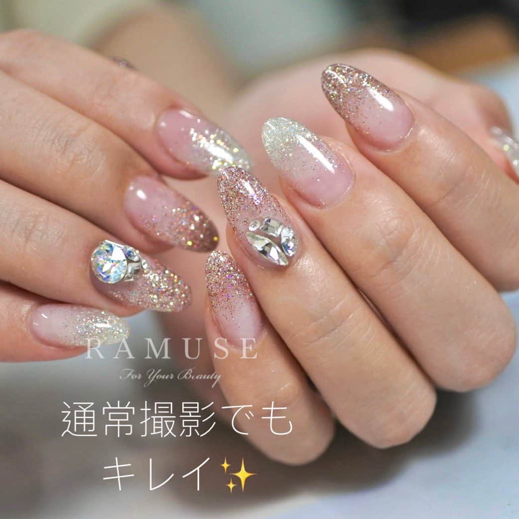 Riyo.Nailartistさんのインスタグラム写真 - (Riyo.NailartistInstagram)「韓国からブームがきた#フラッシュネイル　😳‼️ 携帯のフラッシュ撮影をすることで 反射するグリッターが入っているラメのこと。 . 全面塗りしている方が多いですが、 私は派手すぎないようにグラデにするのが好き✨ . 画像👉最後までみてもらうと分かりやすいです！ . 最初は、フラッシュとか普段浴びる事ないしいらん🤣 と思ってたけど、普段から普通のラメより キラキラしてて想像以上にかわいい！ . このお客様はシルバーとルビーを使ってます✨ . . . . . 1月22日からスタートのサロンメンバーさんを 募集中です✨ 「DMM ネイル 市川理世」で検索を！ . . .  #RAMUSEForYourBeauty#nail#nails#gelnail#ネイル#ジェルネイル#大阪ネイルサロン #ネイルサンプル  #韓国ファッション　#セルフネイル#オンラインサロン#dmmオンラインサロン　#ビジューネイル　#ネイル動画　#韓国ネイル　#ネイルレッスン #ネイル好き　　 #ネイル好きな人と繋がりたい #ネイル好きと繋がりたい #ネイリスト#緊急事態宣言　#ネイルやり方　#キラキラネイル#ラメネイル」1月19日 19時57分 - riyo1621