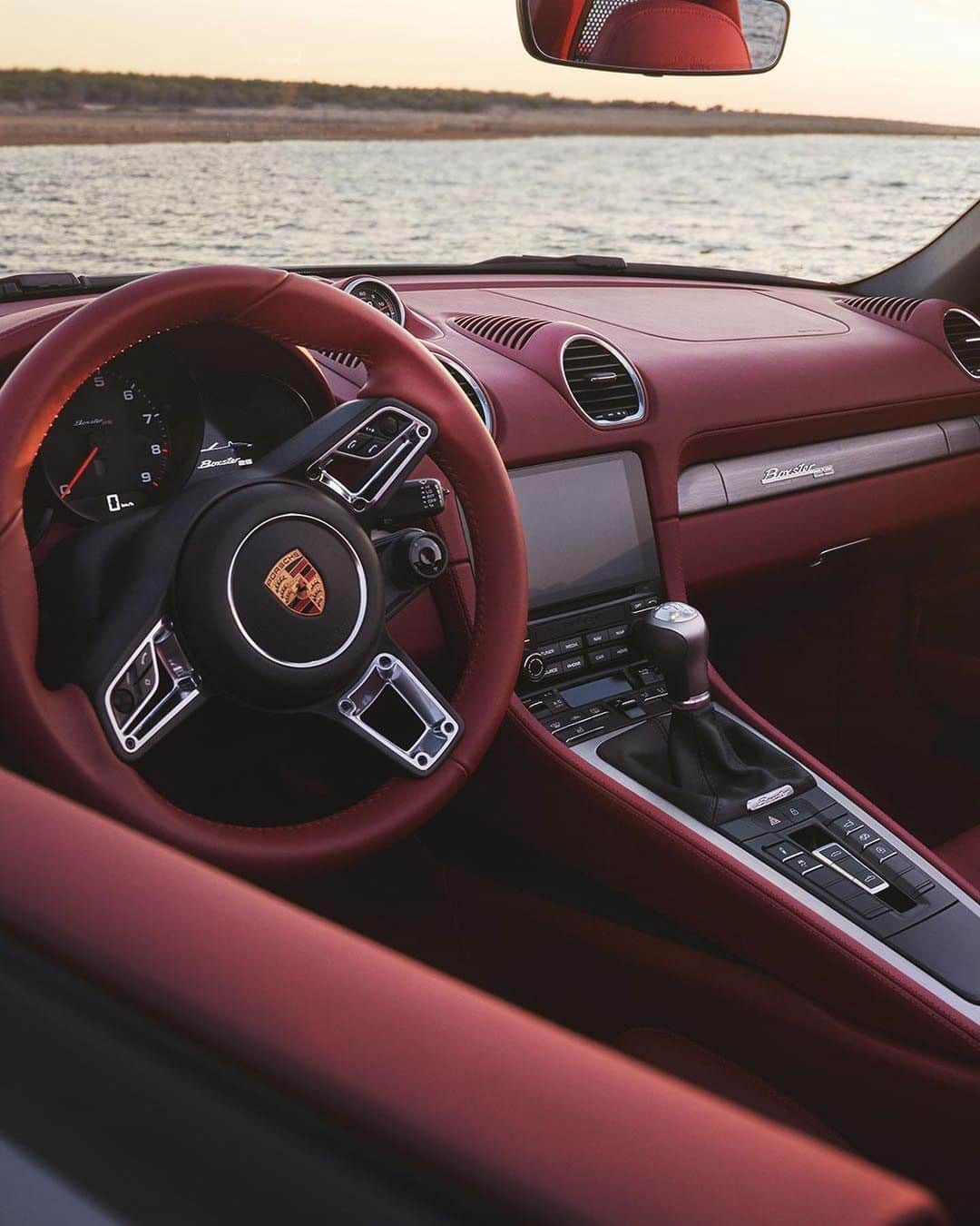 Porscheさんのインスタグラム写真 - (PorscheInstagram)「Striking red interiors coupled with silver exterior paintwork - an iconic colour palette that brings that roadster feeling to life, before you’ve even sat down. Go on, take a seat inside the Boxster 25 years.  Discover more: link in bio. __ Boxster 25 years: Fuel consumption combined: 10,9 - 10,1 km; CO2 emissions combined: 247 - 230 g/km  https://porsche.click/DAT-Leitfaden  Status: 01/2021」1月19日 19時58分 - porsche