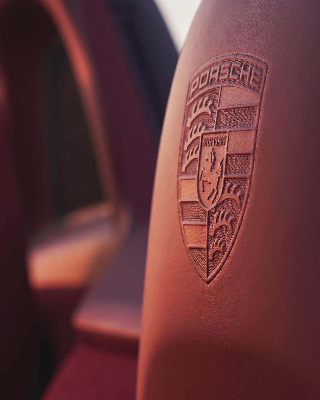 Porscheさんのインスタグラム写真 - (PorscheInstagram)「Striking red interiors coupled with silver exterior paintwork - an iconic colour palette that brings that roadster feeling to life, before you’ve even sat down. Go on, take a seat inside the Boxster 25 years.  Discover more: link in bio. __ Boxster 25 years: Fuel consumption combined: 10,9 - 10,1 km; CO2 emissions combined: 247 - 230 g/km  https://porsche.click/DAT-Leitfaden  Status: 01/2021」1月19日 19時58分 - porsche
