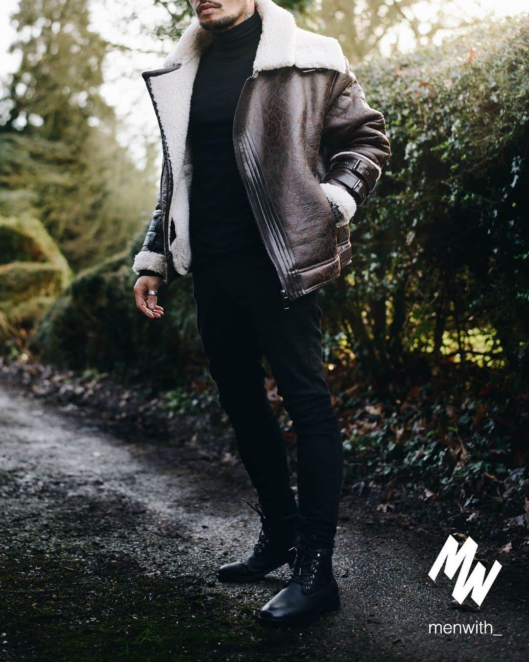 のインスタグラム：「Great photo of our dear friend @just.conn.ollie 👌🏽 #menwithstreetstyle」