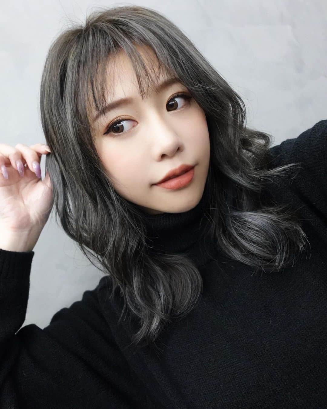 のインスタグラム：「新年新氣象 新髮色好顯白🧏🏻‍♀️ 一樣是帶灰的挑染，底色比之前更深了一些 低調又有質感🖤 這次也順便把頭髮修短了 484又變得更年輕啦～～  我的設計師 @eric_stylist_  算一算我已經給他用頭髮用六年了欸！！常常有人問我頭髮是什麼顏色 我都說不知道 因為是他調出來的🤣各位想護髮剪髮染髮都可以放心找他！」