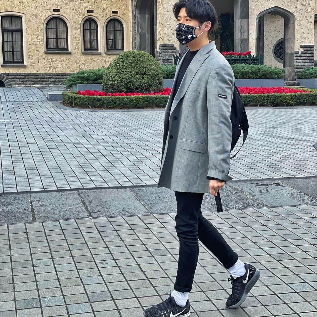 黄皓さんのインスタグラム写真 - (黄皓Instagram)「【Outfit Of The Day】 #ootd #懐かしいハッシュタグ   Jacket: #balenciaga @balenciaga  Tops: #oamc @oamc_official  Denim: #zara @zara  Shoes: #nike @nike  Backpack: #offwhite @off____white  Mask: @themasks.jp   糖質制限中にチョコ🍫のイベントは辛すぎる😤」1月19日 20時02分 - haohaohaokun