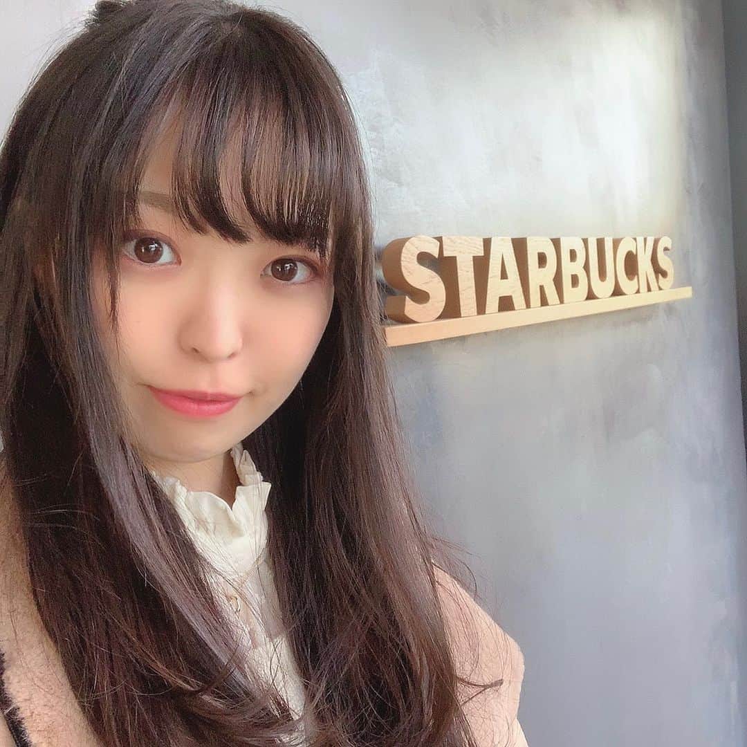 白井佑奈さんのインスタグラム写真 - (白井佑奈Instagram)「🌟💗🌟💗 . . 去年出来たばっかりの時行ってきました、スターバックス新宿御苑店👑 . . スタバのスイーツで好きなのはシフォンケーキ🍰🤤 . スターバックス大食い企画してみたい😎💕 . . . ＊＊＊＊＊＊＊＊＊＊ スターバックス @starbucks_j  ＊＊＊＊＊＊＊＊＊＊ . プロフィールリンクはこちら👉 @yuna_smile0130  . . . #すたば #スタバ #starbucks #スターバックスコーヒー #カフェ #カフェ巡り #グルメ #東京カフェ #フラペチーノ #東京グルメ#グルジョ #ビジョビ #ビジョビジョ #ガールズプレス #新宿御苑 #新宿御苑前カフェ #新宿カフェ #新宿グルメ #新宿ランチ #新宿スイーツ #スタバら部 #スターバックス #japanesegirl #cafe #fff #tokyo」1月19日 20時02分 - yuna_smile0130