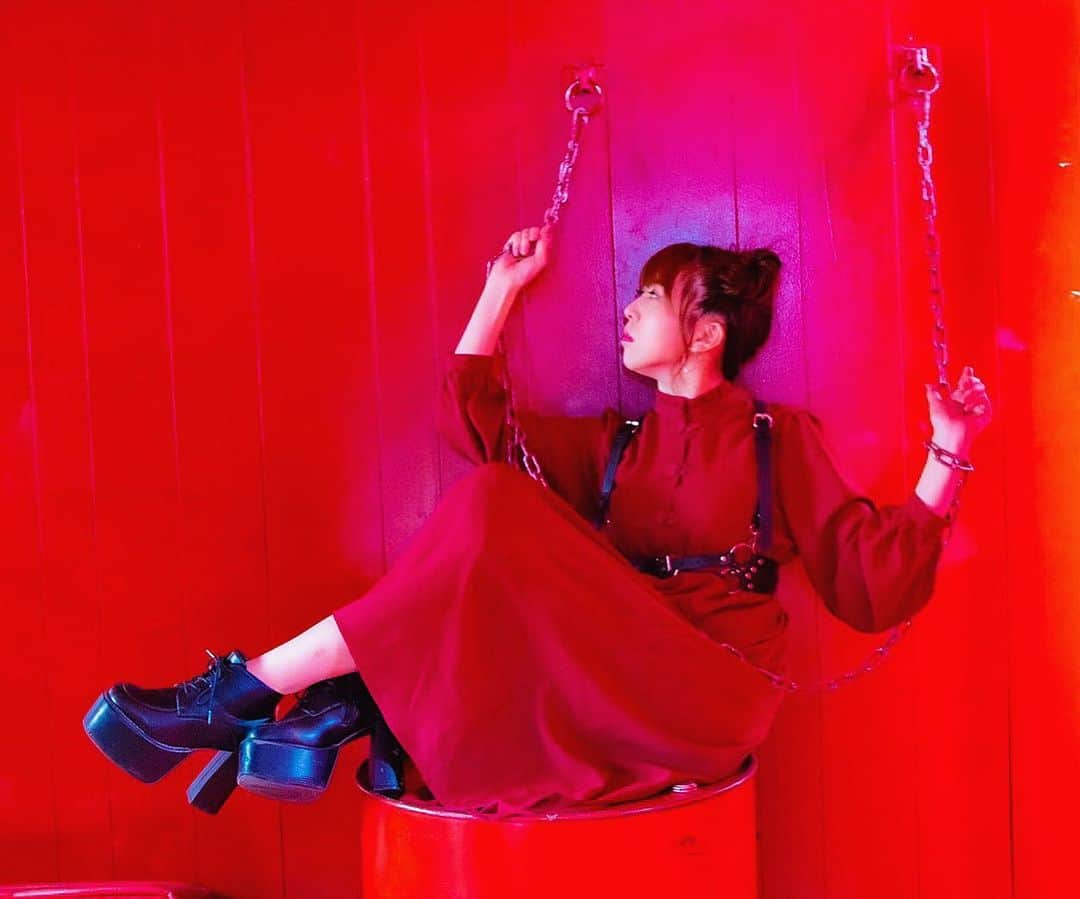 井上麗夢のインスタグラム：「❄️﻿ ﻿ あれ？！﻿ 夜になって急に寒くなったね？！﻿ ﻿ 最近は20時にご飯屋さん閉まっちゃうから﻿ テイクアウト含めて、20時までにご飯しなきゃ！﻿ って思うから、早くご飯できるし﻿ 早く寝れるし、なんか健康だよね笑﻿ ﻿ ﻿ お仕事は午前中にやれることやっちゃおう！﻿ って思うしね😎😎😎笑﻿ ﻿ ﻿ ﻿ Twitter:@Remu_19﻿ ﻿ ﻿ ﻿ #カメラ女子 #カメラ女子部 #ipone #東京写真部 #写真部 #instagood #pentax #olympus #olympuspen #写真好きな人と繋がりたい  #写真を撮るのが好きな人と繋がりたい  #カメラ好きな人と繋がりたい #カメラマン募集 #ファインダー越しの私の世界  #フィルター越しの私の世界 #ポートレート #ポートレートモデル #女優 #井上麗夢　#YouTube #ダイエット #写真集」