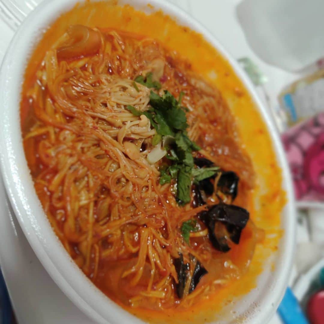 小山夏希さんのインスタグラム写真 - (小山夏希Instagram)「謎の中華料理？やさんで死ぬほど辛そうな何かを買ってしまった 食べれなかったら誰かもらいにきてくれ」1月19日 20時02分 - ntk0713