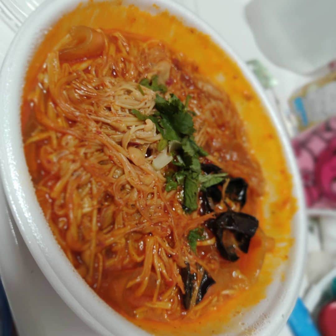 小山夏希のインスタグラム：「謎の中華料理？やさんで死ぬほど辛そうな何かを買ってしまった 食べれなかったら誰かもらいにきてくれ」