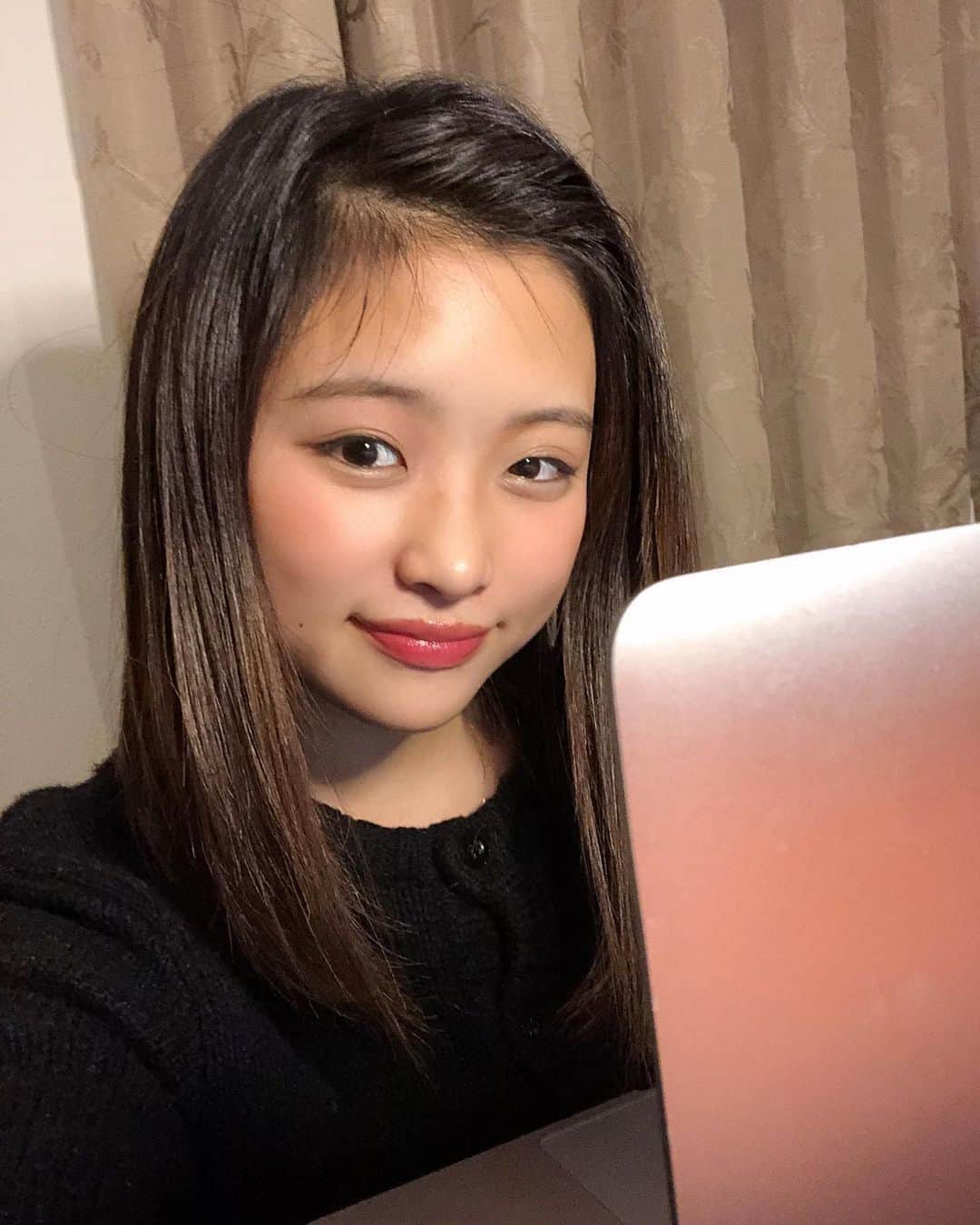 石井美音奈のインスタグラム：「今日も画面と睨めっこしてるよ！🤪」