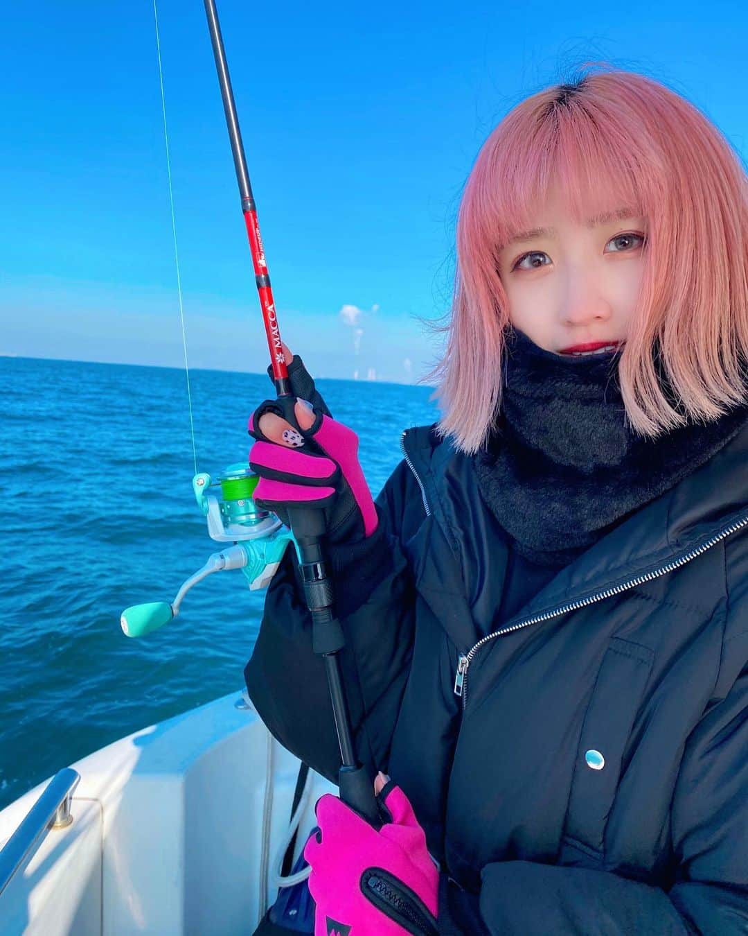 MAYUのインスタグラム：「． 早速　@okumafishing_global  さんの リールを使いました 一際目立って可愛い…💎✨ ロッドはいつもMACCAです 冬の釣りは寒いけど 景色はいつもより綺麗に感じる」