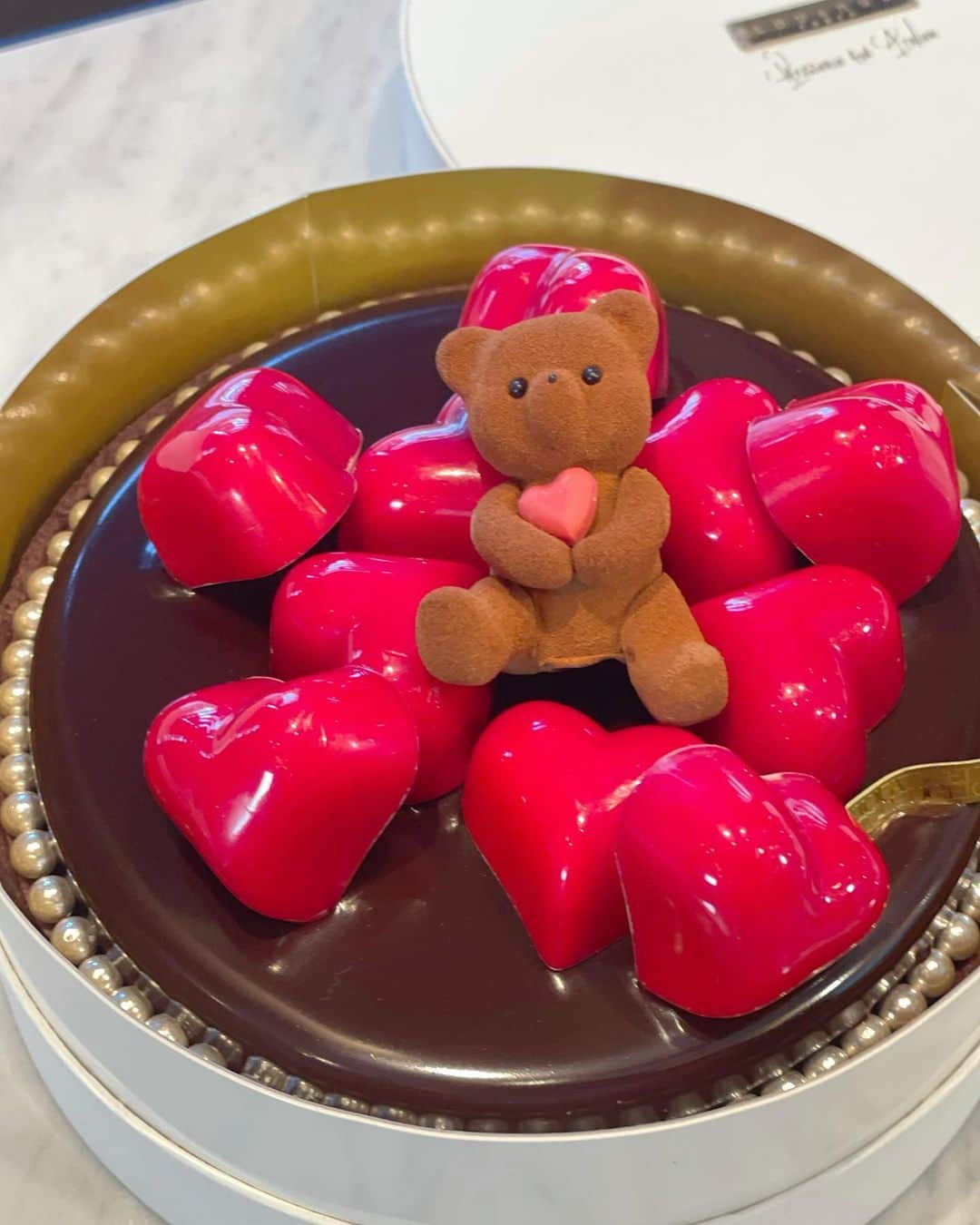 石井里奈さんのインスタグラム写真 - (石井里奈Instagram)「こんばんは💕✨ . 1ヶ月後はバレンタイン💝 ということで @louange_tokyo の今年のバレンタインコレクションの展示会へ🍫 今年も可愛いチョコがたっくさん❤️ . くまケーキのコレクション本当可愛くて癒されます🥰✨ . バレンタインチョコでも感謝チョコでもご褒美チョコでもどんなシーンでもこんなチョコ貰えたら嬉しすぎるよね❤️✨ . 今回はコロナで試食はできなかったのでお土産でおうちでコーヒーでも入れてルワンジュのチョコを楽しみたいと思います💗 . これからバレンタインで色々チョコ見れるの楽しみだなぁ💗 . 今日もお疲れ様でした❤️ . #ルワンジュ東京 #バレンタイン2021 #louangetokyo #チョコレート #chocolate #チョコ #valentine #valentineday #バレンタインデー #バレンタインチョコ #バレンタイン #valentine2021 #スイーツ #りなまるグルメ #六本木カフェ #バチェラー #プロポーズ #bachelor #rose #薔薇 #花束 #flower #花 #インスタ映えスイーツ #バチェロレッテ #bear #くま #teddybear #友チョコ #本命チョコ」1月19日 20時06分 - ri7tin1025