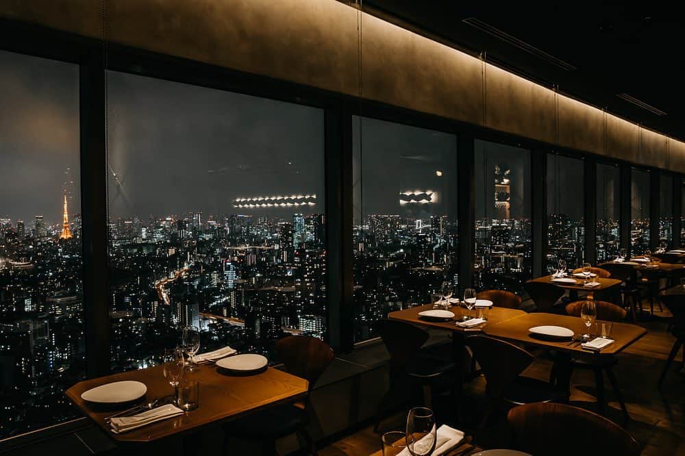 楽婚【公式】Instagramさんのインスタグラム写真 - (楽婚【公式】InstagramInstagram)「. ♡新着会場のご紹介（東京）  恵比寿ガーデンプレイスの39階に位置する 門段タイ料理レストラン♡ シドニー、メルボルンで人気のレストランが日本に初上陸！おいしい料理と美しい景色でゲストをおもてなし♡  会場：#Longrain  @rakukon をフォローして 『#楽婚』をつけて、 お写真の投稿大歓迎♡ 公式IGでリグラムされるかも！？  Webでご予約はTOPのURLより♡ ⇒@rakukon . #楽婚 #rakukon #ベストアニバーサリー  #ベストブライダル #wedding #ウェディング #フォトウェディング #日本中のプレ花嫁さんと繋がりたい #2021年冬婚 #2021年春婚 #2021年夏婚 #式場探し#ナチュラルウェディング #結婚式準備 #結婚式場#weddingdress #ウェディングドレス #前撮り#会場装飾 #オリジナルウェディング #ロケーションフォト#フォトウェディング #結婚式会場#東京#東京結婚式#東京花嫁 #チャペル#挙式会場#レストランウェディング #恵比寿」1月19日 20時06分 - rakukon