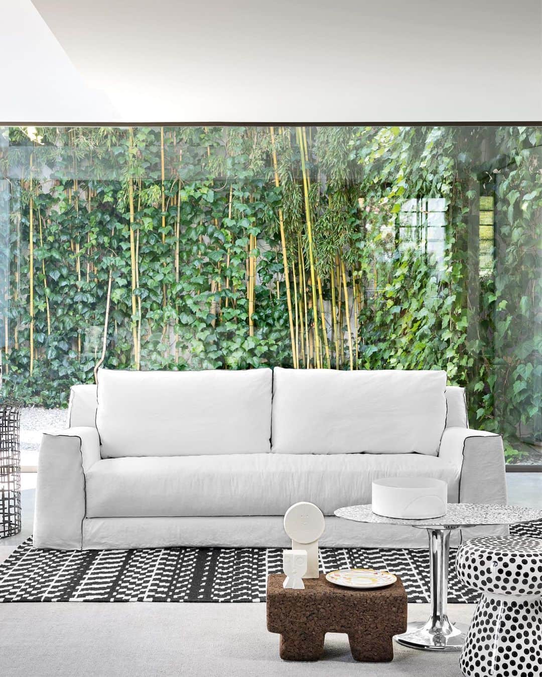 GERVASONI JAPAN / ジェルバゾーニ ジャパンのインスタグラム：「【 New Collection 】   Sofa : LOLL 12 Design : @paola.navone   【お問い合わせ先】 南陽オモビト株式会社 / GERVASONI TOKYO  〒107-0062 東京都港区南青山4-18-16 フォレストヒルズWESTWING B1 TEL：03-5413-3274 MAIL：info@gervasoni.jp  #gervasoni #GervasoniTokyo #paolanavone #interior #interiordesign #madeinitaly  #ジェルバゾーニ #ジェルバゾーニトーキョー #インテリア #イタリア家具 #ソファ #椅子 #テーブル #お洒落」