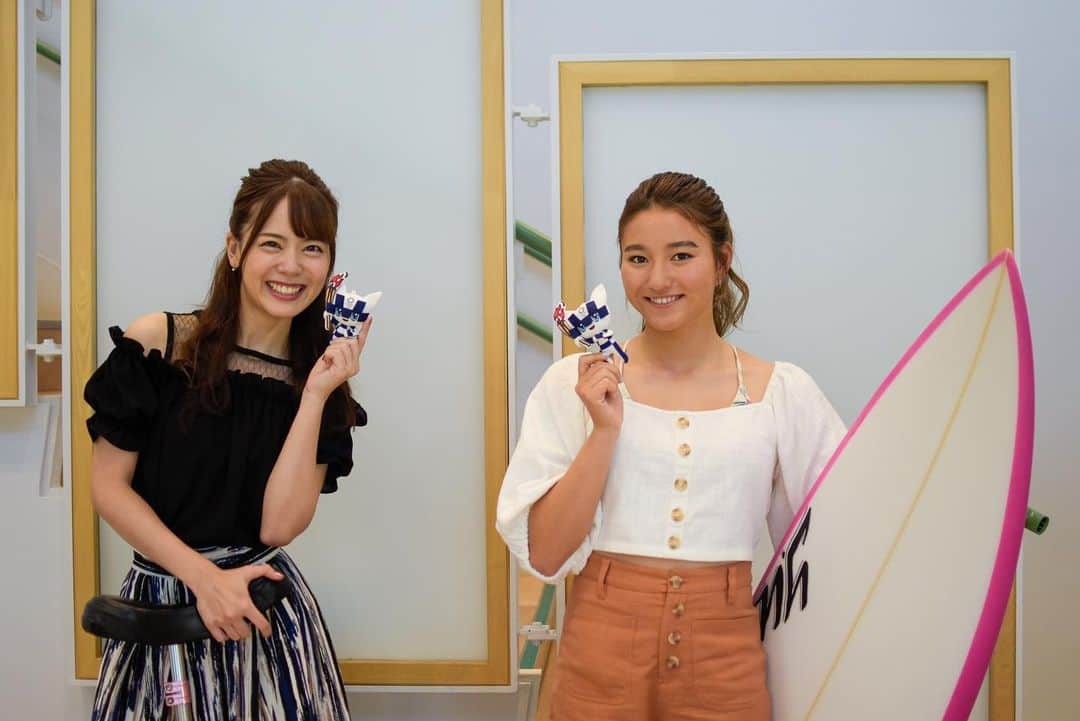 佐藤彩香さんのインスタグラム写真 - (佐藤彩香Instagram)「・ ・ ・ インスタに載せるの忘れてたので💦 ・ ・ 同じ茅ヶ崎市出身でもあるサーフィンの松田詩野さんと 対談させていただきました😊 私は聖火ランナーとしてでしたが オリンピック選手と対談ができて嬉しかったです！  ・  他の競技でも頑張ってる人の話を聞けるって素晴らしい事だよね😊 すごく刺激をもらえた1日でした⭐️ みんなで美人な詩野ちゃん応援しよう🏄‍♀️ ・ YouTubeに対談動画が上がっているのでチェックしてね🤩！ ・ https://youtu.be/lf48jfx8lWY ・ プロフィールにリンク乗せておきます！ ・ ・ #オリンピック　#聖火ランナー　 #茅ヶ崎　#アスリート #松田詩野　さん #サーフィン　#一輪車 #対談動画　#みてねん」1月19日 20時17分 - ayaka_01_sato