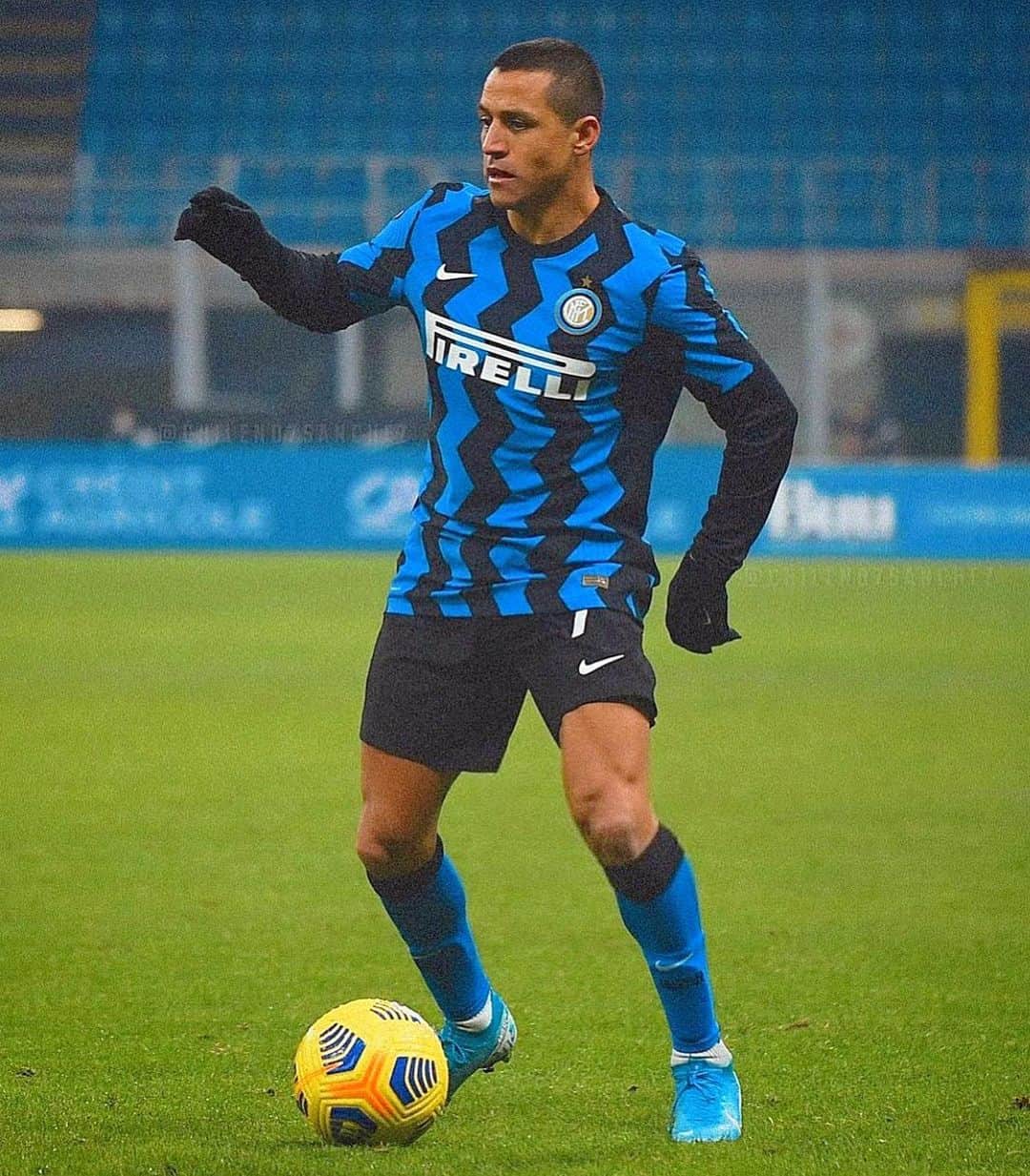 アレクシス・サンチェスのインスタグラム：「⚫️🔵 @inter」