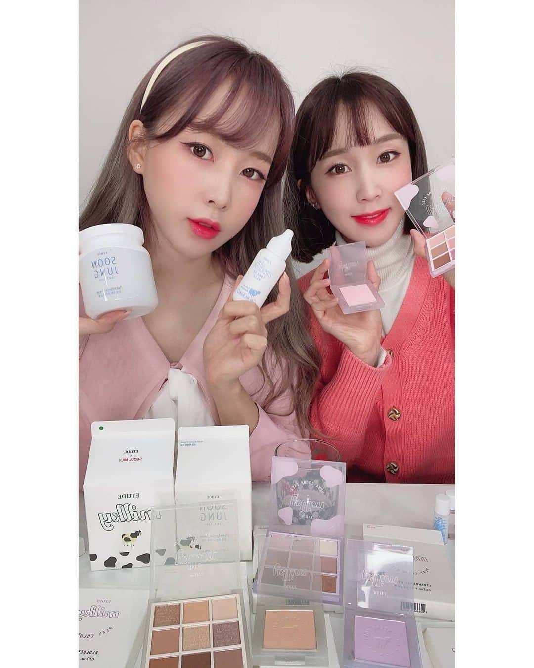 のインスタグラム：「지금바로 Grip 어플에서 크레용팝초아웨이 채널 오시면 에뛰드 신상제품 최저가에 만나볼 수 있어요🍼🥛🤍 @etudeofficial @minjinchoa 8시~  #에뛰드 #밀키뉴이어컬렉션 #그립 #초아 #웨이 #grip」