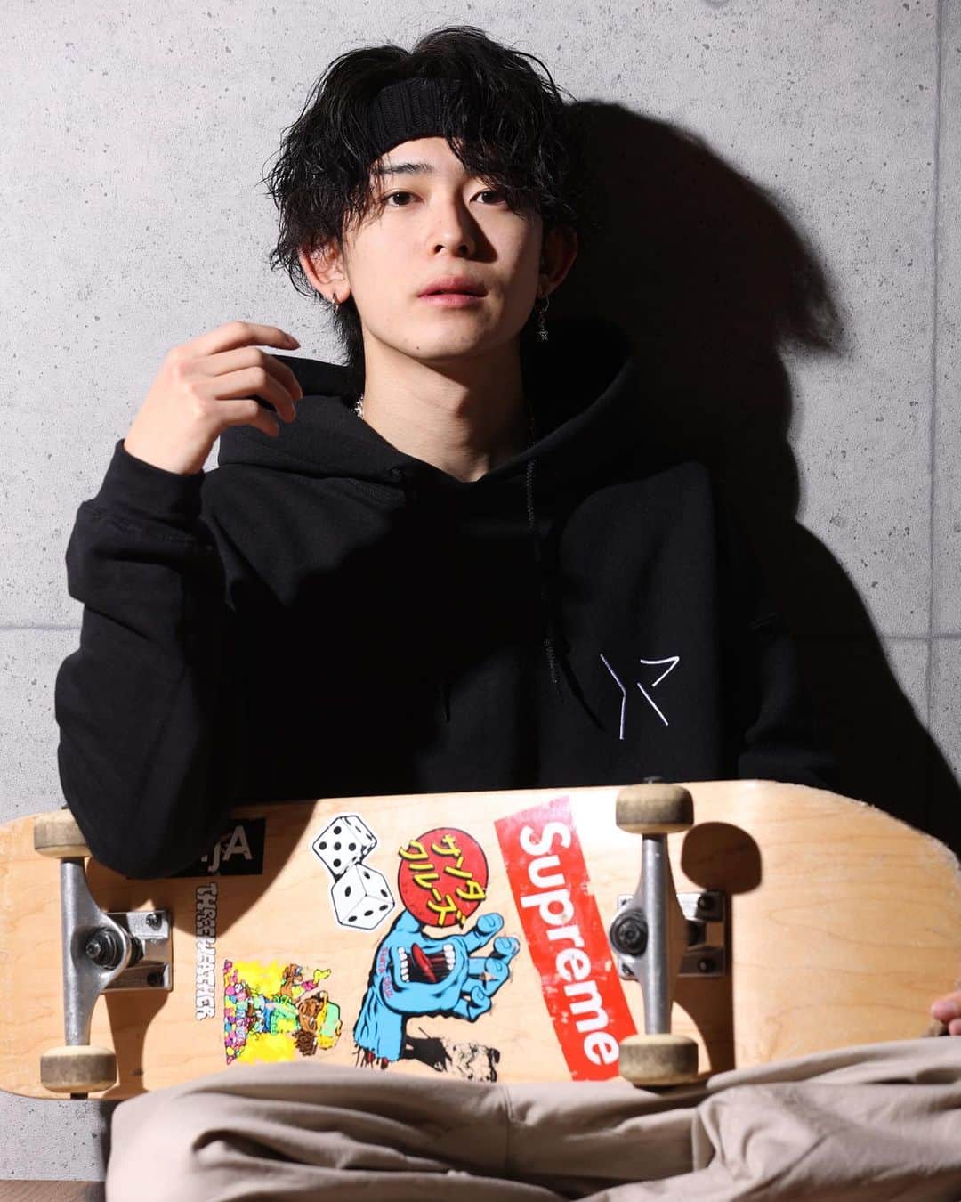 鈴村梨公のインスタグラム：「【1/22(金) 20:00〜 販売開始】 ⚠️ACESHOPZOZOTOWN YORUOnlinestore限定販売⚠️ 【@yoru_yoru_official × @ace_shop_tokyo 】 コラボパーカー 「Life is Amidakuji」 「人生は、あみだくじみたいなものだ」 様々な選択が迫れる人生。そんな息苦しい世の中でも気楽に楽しんでほしい。そんな意味を込めてデザインした1枚になっています！」