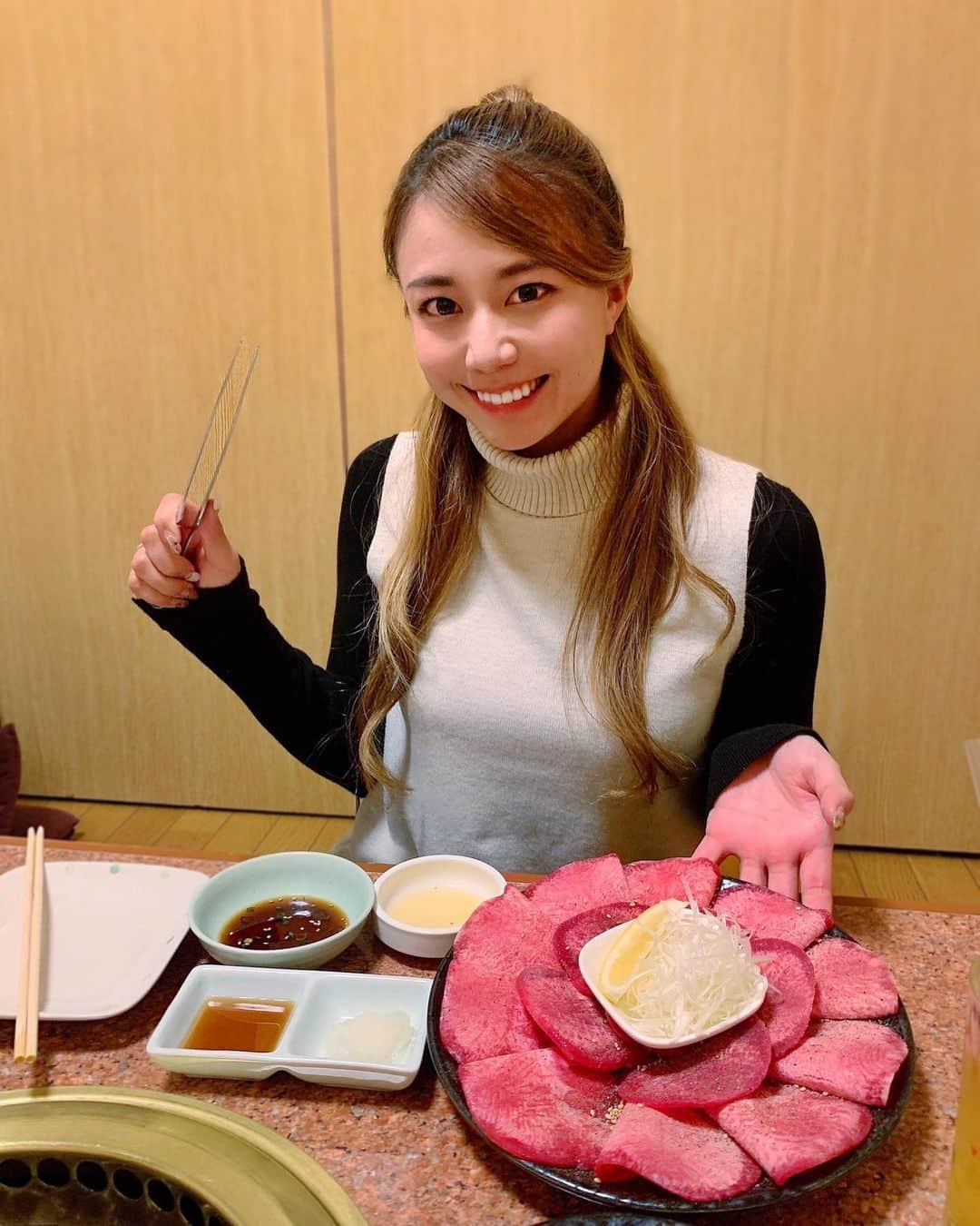 とくさきさんのインスタグラム写真 - (とくさきInstagram)「こんばんは⭐️ . 年末の焼肉納めをした日💕🥓 . 2020年ほんとに焼肉食べたなぁ🥰✨（フォロワーの皆さんはきっと知ってると思いますが🤣） . やっぱり私はタンが好き❤️ .  #ゴルフ#ゴルフ女子#golf#golfgirl#golfswing#ゴルフスイング#sports#スポーツ#スポーツ女子#골프#골프여자#尔夫球#高尔夫#焼肉」1月19日 20時12分 - tokusaki_golf