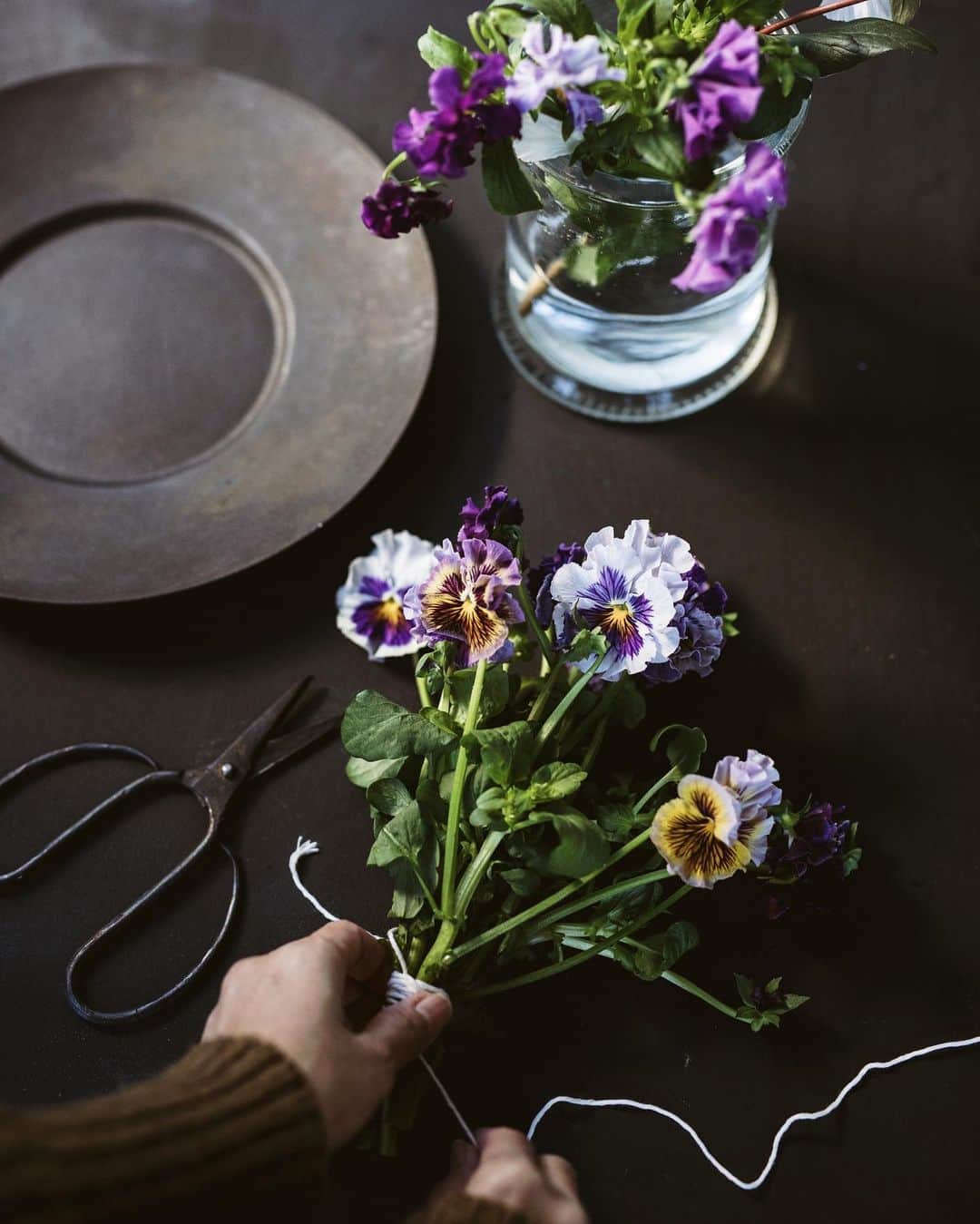 増田由希子さんのインスタグラム写真 - (増田由希子Instagram)「Bouquet in the making 💐 #pansy #viola #bouquet 茎丈が長い切り花のパンジーは、束ねて飾っても素敵です #花束　#パンジー」1月19日 20時14分 - nonihana_