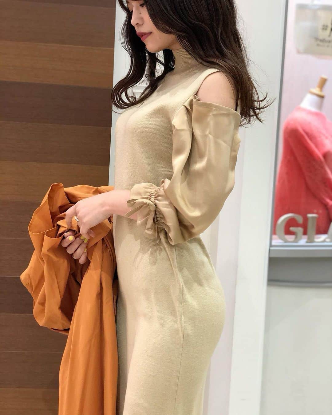 のインスタグラム：「.﻿ ﻿ 春に向けてセールで買い足したい﻿ オフショルワンピース🧸💛﻿ ﻿ 女性らしいシルエットとさりげない肌見せで﻿ 春もあざと可愛く🐝🥰﻿ 肌の色に近いベージュなら﻿ 肌見せも自然でトライしやすいです🙆🏼‍♀️💕﻿ ﻿ Nina mew﻿ one-piece ¥23,000+tax→¥16,100+tax﻿ coat ¥60,000+tax→¥30,000+tax﻿ boots ¥26,000+tax→¥13,000+tax﻿ ______________________________________﻿ 1.16 sat - 1.25 mon﻿ FREE SHIPPING CAMPAIGN📦﻿ お買い上げ1万円以上で送料無料！﻿ ぜひこの機会に通販をご利用下さいね😊﻿ ﻿ @ninamew_official#Ninamew#ニーナミュウ#ゆめタウン#ゆめタウン佐賀#セレクトショップ#selectshop」