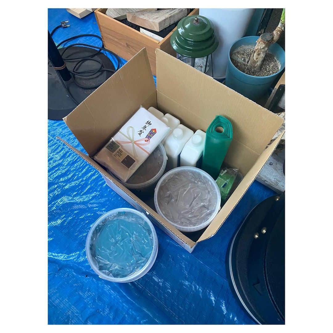 Caravanさんのインスタグラム写真 - (CaravanInstagram)「2021.01.19.  スタジオ10年目の一月。  気分転換に、壁の塗り替え。  ペイントday 1  養生をして、下地になるプライマーを塗りました。  心強い助っ人は、81farm organic。  塗料は珪藻土をブレンドした  U-select @uselect_staff を使用。  仕上がりが楽しみ。  #studiobyrd」1月19日 20時26分 - caravan_harvest