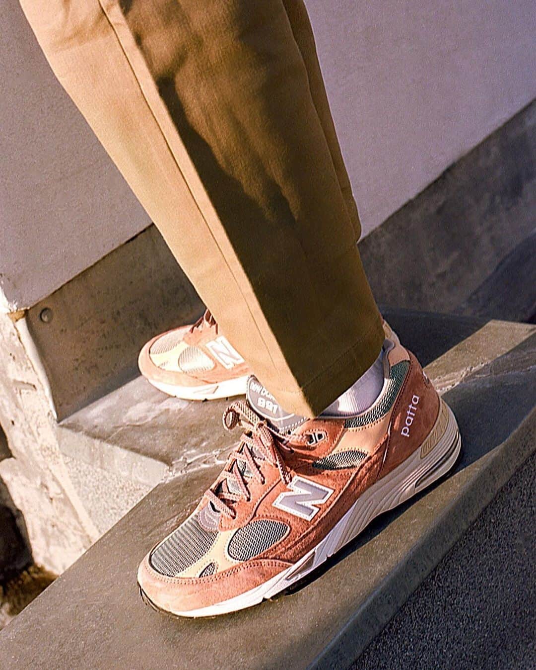 ビームスさんのインスタグラム写真 - (ビームスInstagram)「*** PATTA × NEW BALANCE M991/W991 1/29 Fri Release!  抽選エントリーは 1/20（水）0:00〜 1/24（日）23:59 にて受付  @beams_t オランダ・アムステルダム発のストリートレーベルPATTAとNew Balanceのコラボレーションアイテムが発売！高機能に反比例するクラシックなデザインで幅広いユーザーに愛用されるモデル『991』をアイキャッチなカラフルなカラーに仕上げ、ヒール部分にはPATTAのロゴを配したスペシャルモデルです。  Size： M991 26.0、26.5、27.0、27.5、28.0、29.0cm W991 23.5、24.0、24.5、25.0cm  詳しくはHPをチェック！ https://www.beams.co.jp/news/2300/ @beams_official ストーリーズハイライト "Pick up items"より  @newbalance @patta_nl  #beamst #ビームスT #beams #ビームス #newbalance #ニューバランス #patta #パタ #pattanewbalance #991 #shoes #sneakers #シューズ #スニーカー」1月19日 20時18分 - beams_official