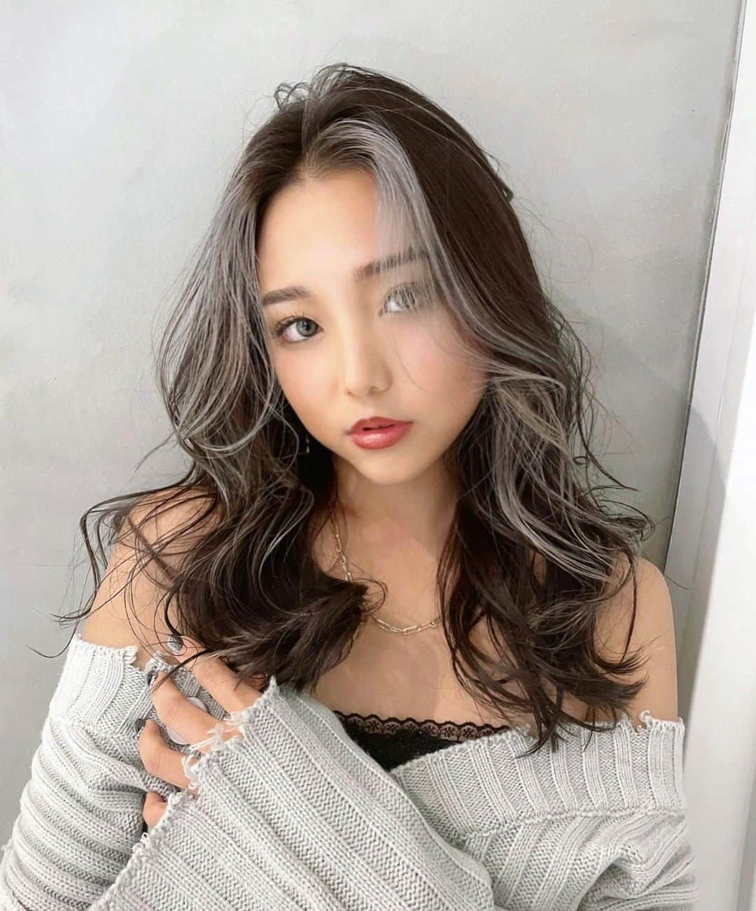 のインスタグラム：「ヘアメンテ行ってきた✂️🤍  今回も可愛くしてもらった🥺 6センチくらい切ったんだよーー  @toshiyaato   #hair#haircut#hairstyle#haircolor#hairsalon#ヘアアレンジ#ヘアカラー#ヘアスタイル#バングハイライト#フェイスフレーミング#ポイントカラー#外国人風カラー#サロンモデル#サロモ#l4l」