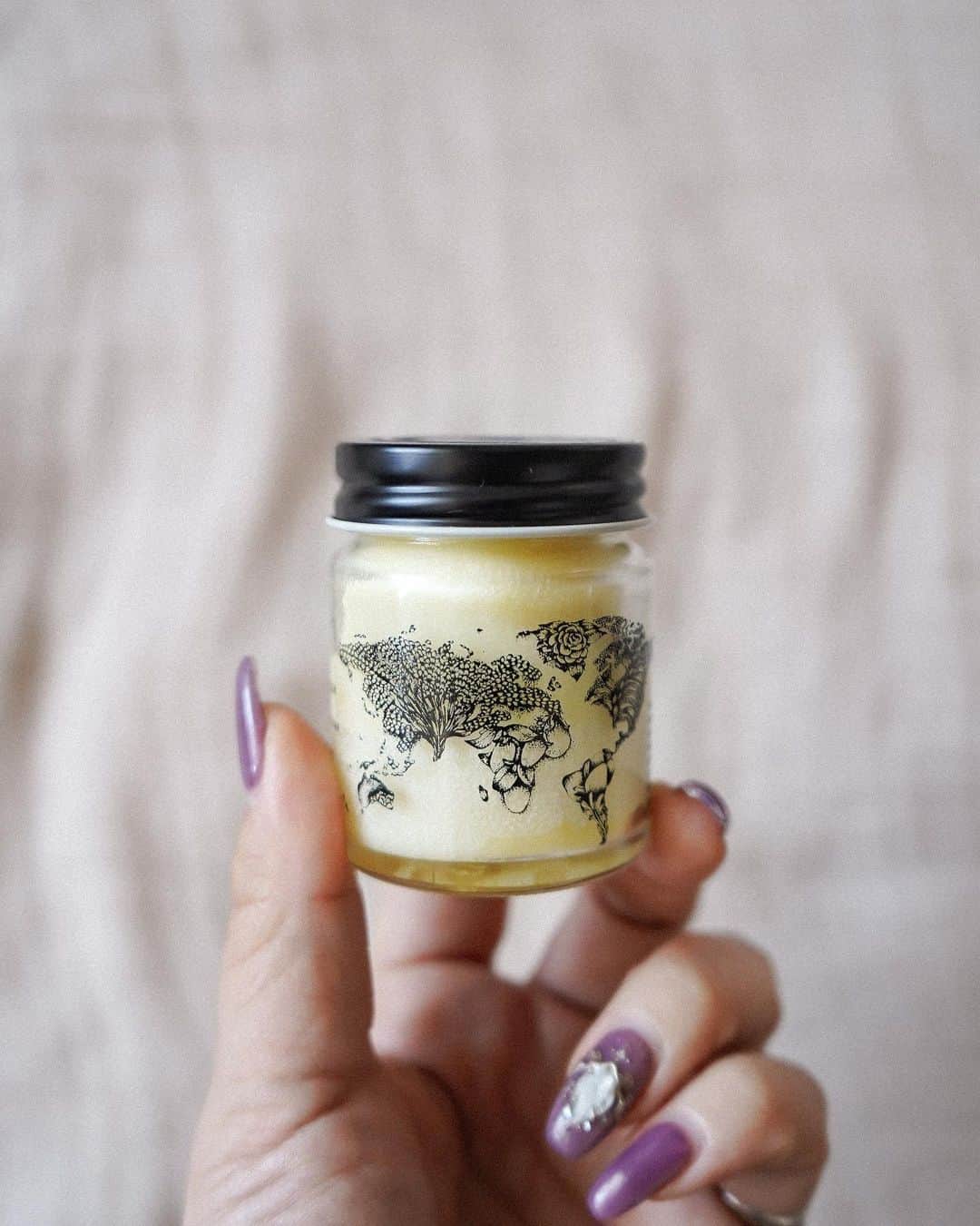 Manamiのインスタグラム：「my thing🤍 最近のお気に入り🌼  前から気になっていた @o_skin_hair のOバーム👌🏼 ヘアにもリップにもハンドにも 鼻の毛穴ケアにも使えて優秀👏🏼  スキンケアは @favs__official を使いはじめて そろそろ1ヶ月！ 朝の乾燥も、エアコンの乾燥も感じることなくうるうる🐳 だけどテカりづらくなった🌝 しっかり肌に浸透してくれているのを実感😌✨  マナシカの質をまた少し上げてくれてありがとう😌✨ #マナシカの質を上げるitemたち」