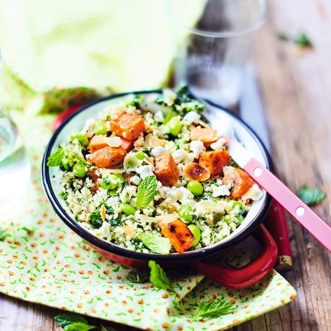 のインスタグラム：「グリルしたサツマイモ、ブルグル、ほうれん草などの緑の野菜とシェーブルチーズを混ぜ合わせたサラダです。 * ◇新商品◇BIOサツマイモとブルグル、緑の野菜、シェーブルチーズのサラダ(ハーブソース) * * #ピカール #picard #ピカールフード #picardfood #サラダ #サラダランチ #salad #ブルグル #サツマイモ #ほうれん草 #チーズ #green #foodpic #instafood #新商品 #new #冷凍食品」