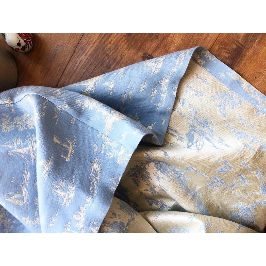 のインスタグラム：「Feeling so happy when I found beautiful vintage fabric.This 1970s silk mix jacquard has lovely nautical patterned⛵️Very small quantity are available on Colenimo online store.💫 航海模様のジャガードビンテージ生地でドレスを作りました。シルク混の少し張りのある上品な生地。量産に向かない残生地も、こうしてまた世に出せるのはインディペンデントでブランドを運営している喜びの一つ☺️#madeinlondon #slowfashion #vintagefabric #silkmixfabric #colenimoshop #columbiaroad」