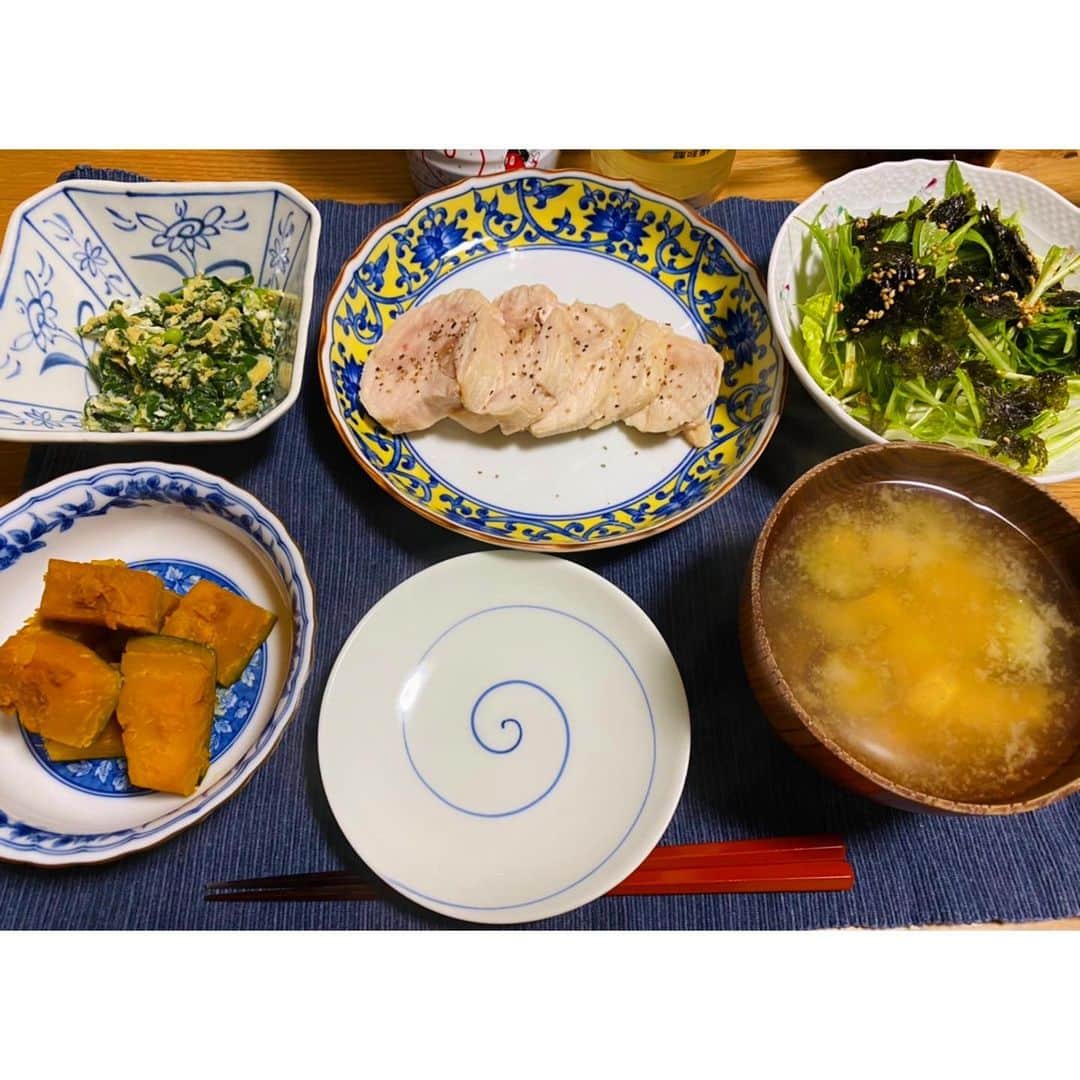 納富有沙さんのインスタグラム写真 - (納富有沙Instagram)「. Today's Dinner😋👌 . . . お久しぶりの #とみーずキッチン です。 今日は初めて鶏ハムを作ってみたよ〜！ 鶏胸肉がしっとり柔らかくなってとっても美味しかった😍❣️ 鶏ハム チョレギサラダ ニラ玉 かぼちゃの煮物 ナスとお豆腐のお味噌汁 でした🍽✨ たくさん食べて今日も健康に過ごしましょう〜☺️ . . . #cooking #cookingram #cookingathome #dinner #dinnertime #japanesefood #japanese  #japan #usa #actress  #クッキングラム #クッキング #おうちごはん #おうちご飯 #手作り #夜ご飯 #夜ご飯記録 #定食 #鶏ハム #チョレギサラダ #かぼちゃの煮物  #とみーずキッチン」1月19日 20時21分 - arisa_noutomi