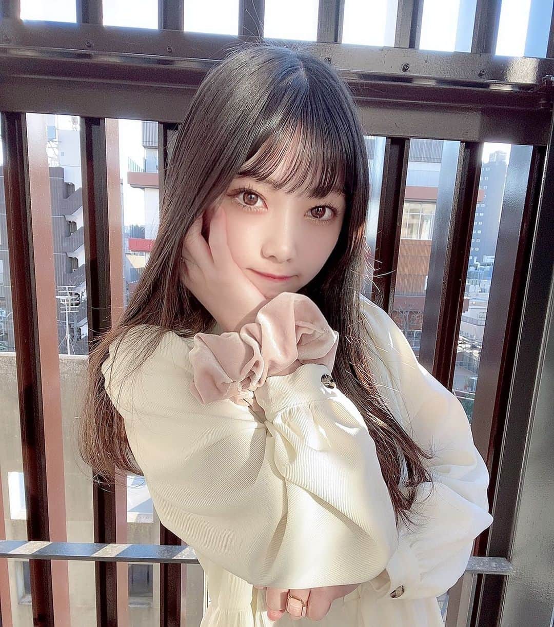 のインスタグラム：「✨ 原宿にある美容院 @so.tkg_5 さんに通い続けて早1年っ！⏳  生きてるだけで髪の毛サラサラだし撮影の時も髪の毛キレイって褒めてもらえて幸せです🤤 この間カットとトリートメントして頂いたばっからだけど今月中にはまた行きたいなぁ🤭❤」