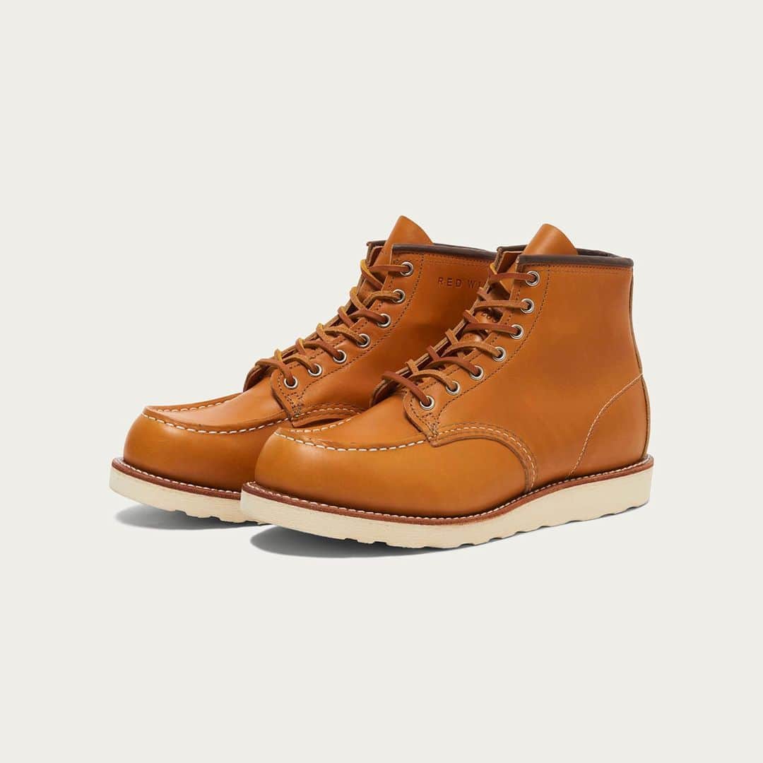 UNITED ARROWS & SONSさんのインスタグラム写真 - (UNITED ARROWS & SONSInstagram)「【 New Arrival 】﻿ ＜ RED WING ＞ 1950年代後半～60年代初頭にかけて使われていた刺繍によるアイリッシュセッター・タグを縫い付けた、ゴールドラセット「セコイア」とブラック「クロンダイク」。﻿ 1980年代初めまで採用されていた羽根の先の長方形のカン留めステッチ、レクタングル・バータックも再現され、当時のアイリッシュセッターの佇まいを蘇らせた復刻モデルです。﻿ ﻿ Gold russet "Sequoia" and black "Klondike" sewn with embroidered Irish setter tags used in the late 1950s and early 1960s.﻿ The rectangular canned stitch on the tip of the wings, which was used until the early 1980s, and the Rectangle Bartack have also been reproduced, and this is a reproduction model that revives the appearance of the Irish Setter at that time.﻿」1月19日 20時24分 - unitedarrowsandsons