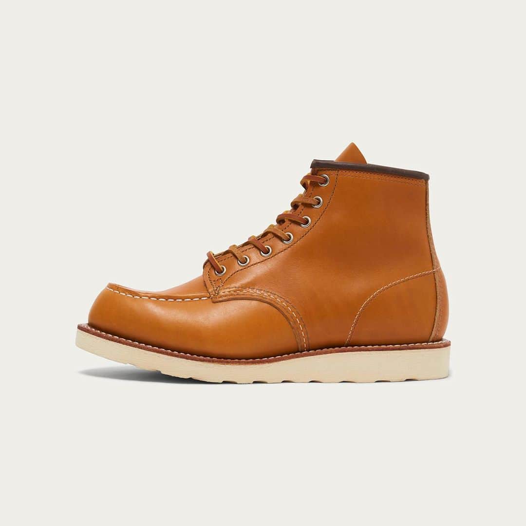 UNITED ARROWS & SONSさんのインスタグラム写真 - (UNITED ARROWS & SONSInstagram)「【 New Arrival 】﻿ ＜ RED WING ＞ 1950年代後半～60年代初頭にかけて使われていた刺繍によるアイリッシュセッター・タグを縫い付けた、ゴールドラセット「セコイア」とブラック「クロンダイク」。﻿ 1980年代初めまで採用されていた羽根の先の長方形のカン留めステッチ、レクタングル・バータックも再現され、当時のアイリッシュセッターの佇まいを蘇らせた復刻モデルです。﻿ ﻿ Gold russet "Sequoia" and black "Klondike" sewn with embroidered Irish setter tags used in the late 1950s and early 1960s.﻿ The rectangular canned stitch on the tip of the wings, which was used until the early 1980s, and the Rectangle Bartack have also been reproduced, and this is a reproduction model that revives the appearance of the Irish Setter at that time.﻿」1月19日 20時24分 - unitedarrowsandsons