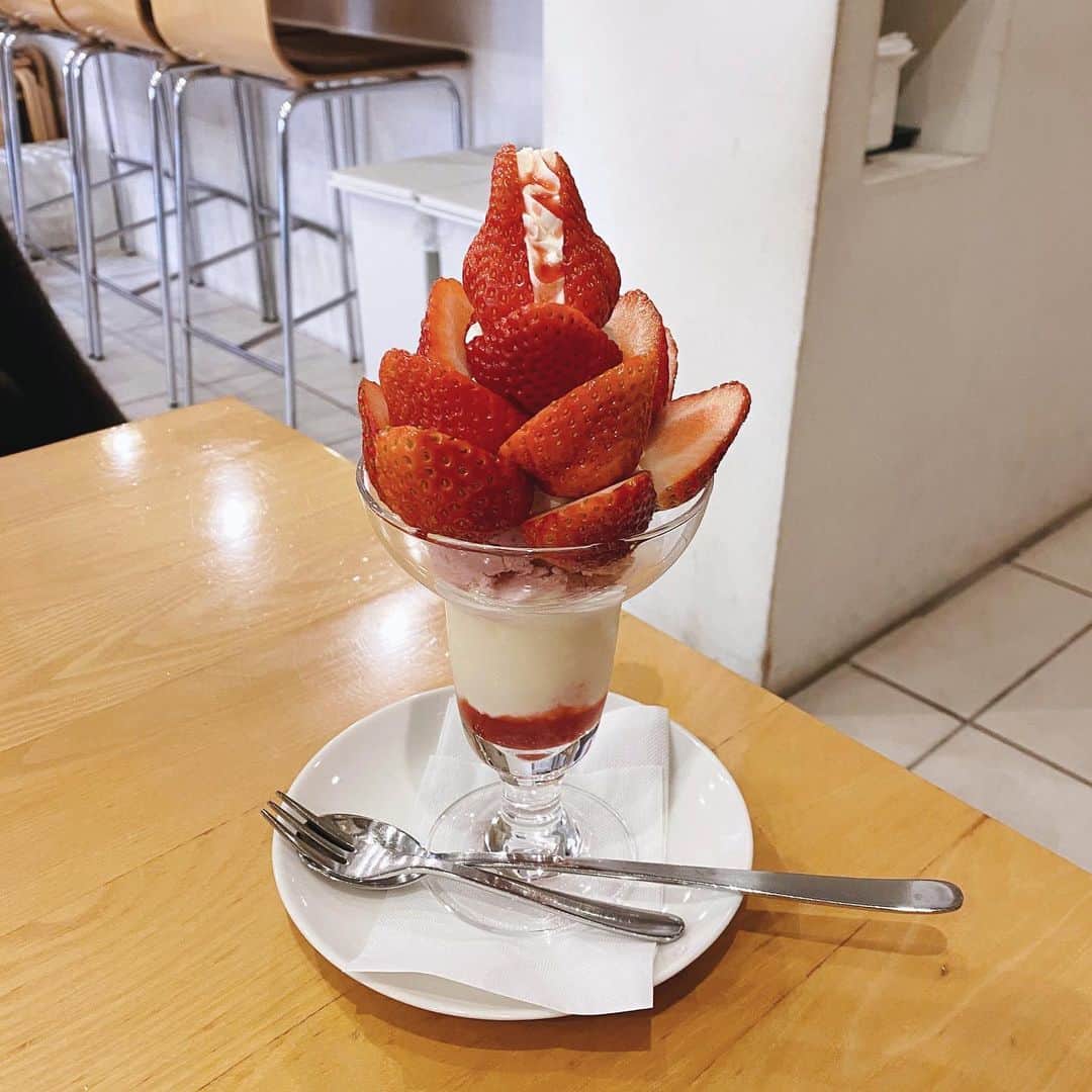 名和風歌さんのインスタグラム写真 - (名和風歌Instagram)「感動の美味しさだったのでこっちにも載せちゃう… #フルーツパーラーゴトー の4種のいちごの食べ比べパフェ。感想は @fuuka_to_ice で。美味しい思い出で写真見るだけでにやにやしちゃうな。🍓🍨 #ふうかとあいす」1月19日 20時24分 - fuuka_nw