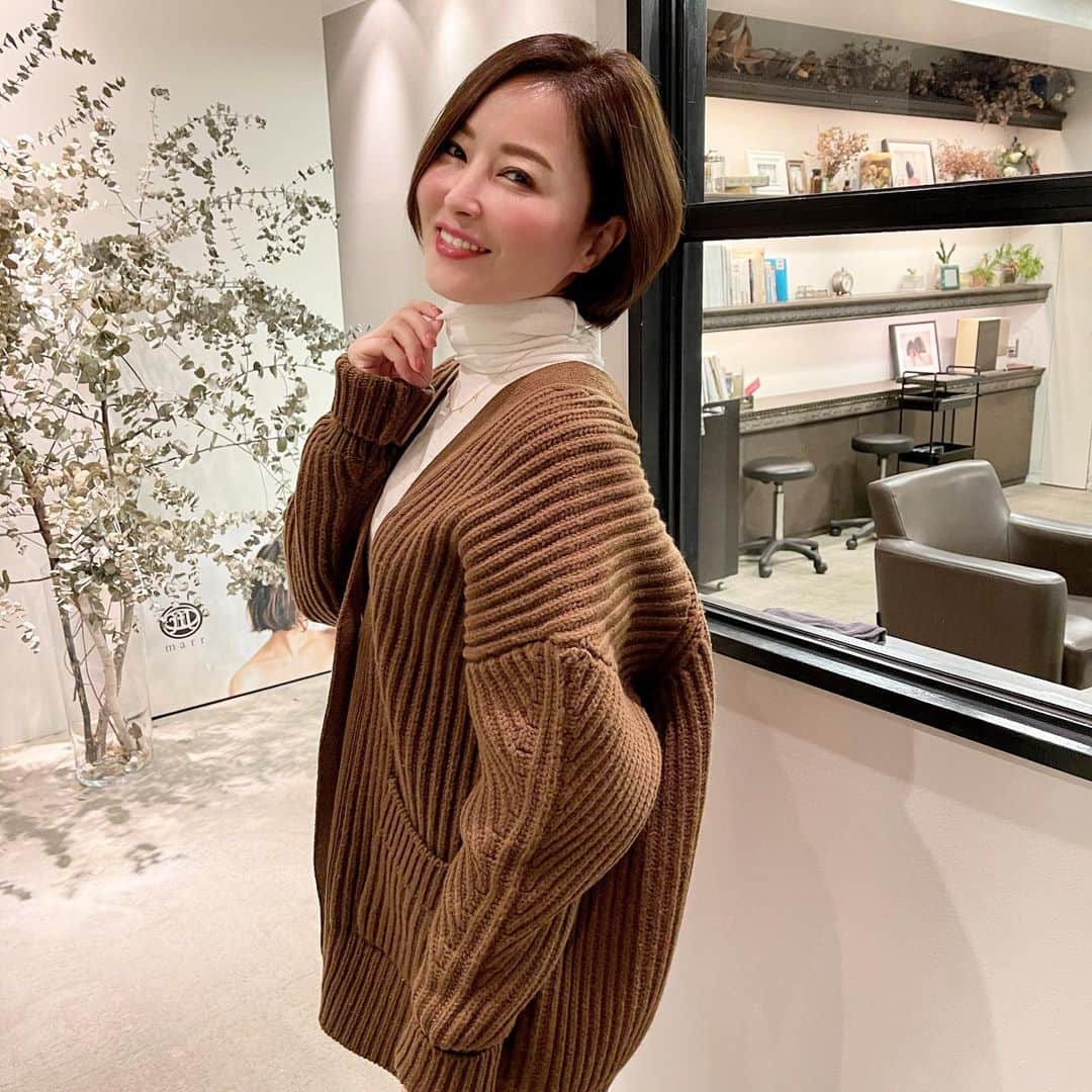 戸田さと美のインスタグラム：「新年の初Hair Cutへ行ってきました💇‍♀️﻿ ﻿ サロンの内装も素敵で、﻿ センスが良いヘアサロンmarr中目黒 @marr_salon ﻿ ﻿ ここへ通うようになって何年経ったかな？﻿ スタイリストのmasatoさんも変わらずで、ここへ来ると落ち着きます。﻿ というか、ずっと喋りっぱなしだけれど。﻿ 様々な私の恋愛や子育て事情を知っている唯一の人だと思うと、﻿ 恥ずかしいと一瞬だけ思って、ま、そんなものだろう。﻿ と、すぐに切り替われる自分は、大人の女になったなぁと思います。﻿ ﻿ ﻿ ここ来ると、ヘアもスッキリ﻿ 心もスッキリで助かるよ。﻿ ﻿ ﻿ 最近のお気に入りは﻿ カレンソロジーの全てのアイテム @curensology ﻿ ﻿ ニットの🧶色味とざっくり感もたまらないけど、﻿ ハイネックの薄手のウールニットもたまらなく着心地がよい。﻿ ﻿ 春物も続々届いていたから、 私の投稿はしばらく﻿ カレンソロジー一色かも。﻿ ﻿ 前は目移りばかりしていた、服のブランドも﻿ この頃はどことなく絞られてきて、﻿ それって、自分自身の心が叫ぶ軸っていうのが﻿ 出来てきたってことかしら❓﻿ ﻿ ４０代、５０代、心地いい自分へと脱皮w﻿ ひと皮も、﻿ ふた皮も﻿ まだまだ変化していきたいな♪﻿ ﻿ #カレンソロジー﻿ #心地よい自分へ﻿ #余裕がある女性﻿ #40代の生き方﻿ #コスメ ﻿ #コスメ垢 ﻿ #コスメマニア ﻿ #コスメ部 ﻿ #コスメ紹介 ﻿ #コスメコンシェルジュ ﻿ #コスメ好き ﻿ #コスメ好きな人と繋がりたい ﻿ #コスメレビュー ﻿ #コスメ好きさんと繋がりたい ﻿ #美容好き ﻿ #美容 ﻿ #美容好きさんと繋がりたい ﻿ #化粧品好き ﻿ #コスメ記録﻿ #メイク ﻿ #メイク好きさんと繋がりたい ﻿ #アラフォーファッション﻿ #スキンケア﻿ #スキンケア好き﻿ #メイク動画﻿ #アラフォー﻿ #新作コスメ ﻿ #ママファッション﻿ #ファッション好きさんと繋がりたい﻿ #シングルマザー」