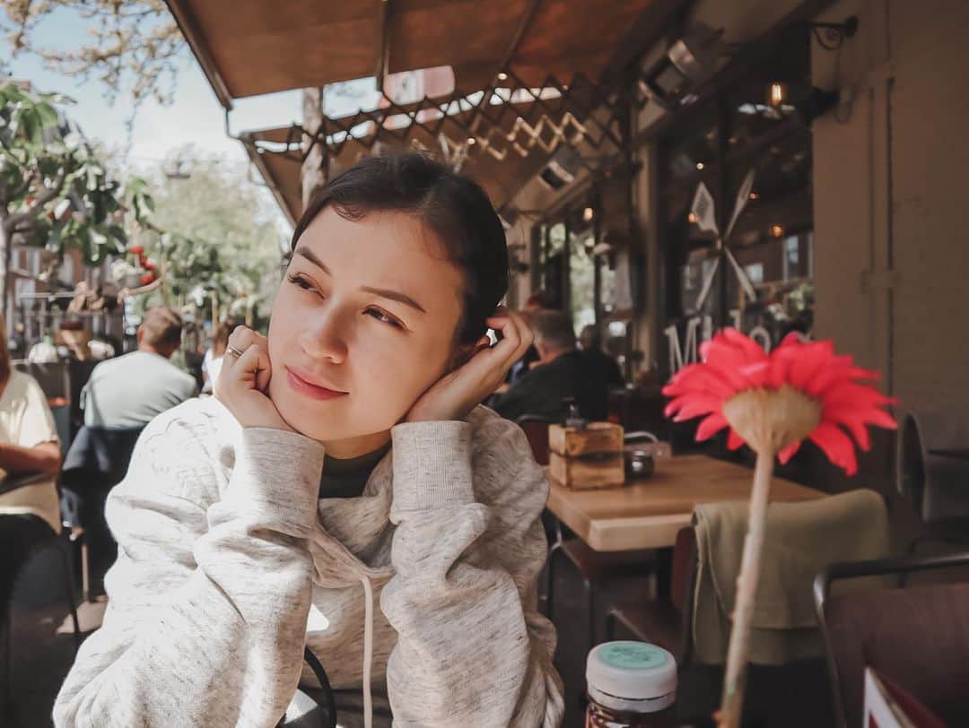 Kimberly Ryderのインスタグラム：「Kira-kira lagi mikirin apa ya..? Comment below!  “Kapaaan ya aku bisa tidur 8 jam lagi tanpa dibangunin...” 👶🏻🍼😂 📷 @edward_akbar」