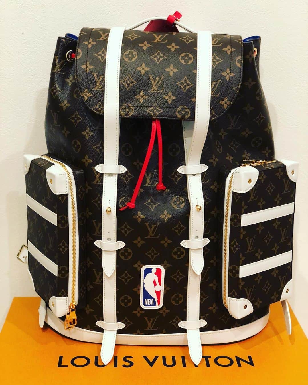佐々木洋平のインスタグラム：「Louis Vuittonのめちゃ可愛いリュックあったからゲット🎒  LV X NBA クリストファー・ソフトトランク  #luisvuitton  #lvnba #リュック」