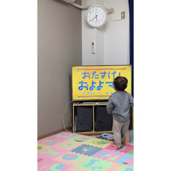 のインスタグラム：「ユウシンは、 「おかあさんといっしょ」の中の 「おたすけ！およよマン」 が好きな様子👶🏻❤️📺👒 ・ 毎日一緒に踊ってる👩‍👦💕 ・ ・ #eテレ #おかあさんといっしょ #📺 #おたすけおよよマン #1歳10ヶ月 #1years10month  #favorite #dance #👩‍👦」