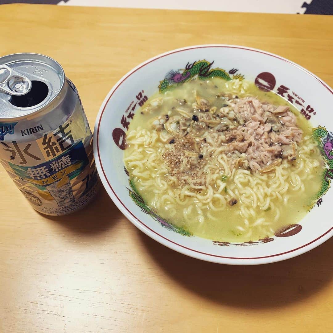 桜 稲垣早希のインスタグラム：「水の代わりに氷結レモンの無糖350mlを使ったサッポロ一番塩ラーメンがトムヤムクンとレモンラーメンの間くらいの味でとっても好みでした🤤 アサリの缶詰とシーチキンの油と具を入れると白濁スープになって旨味が深いです。 ただ、アルコールを完全に飛ばさないと食べる時むせます🤧 #氷結ラーメン #アレンジレシピ  #酸っぱいもの好きにおすすめ #susuru_tv 参照」