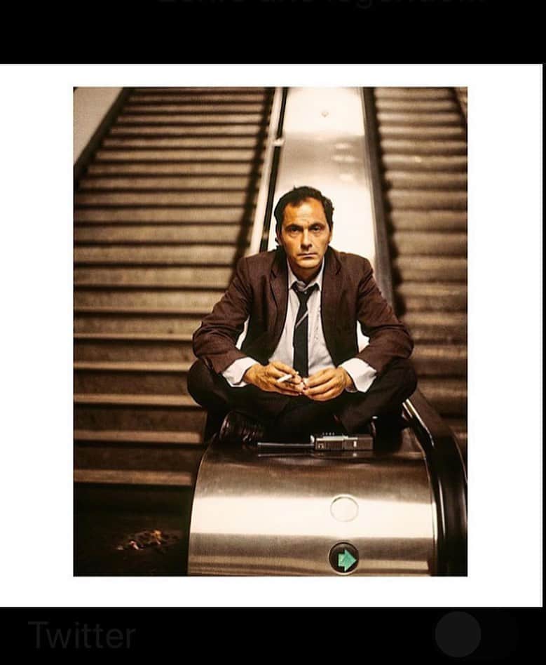 エマニュエル・ベアールのインスタグラム：「#jeanpierrebacri ... élégance ..」