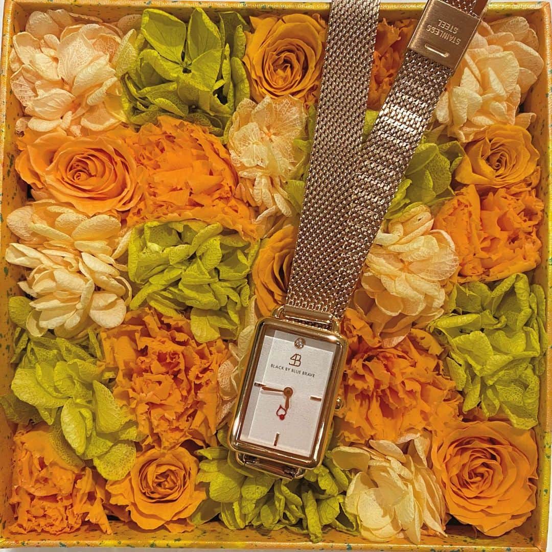 木村安梨沙のインスタグラム：「届いたnew⌚️⭐️ 仕事用に欲しくてgetしてみた🤲✨ 秒針が❤️なとこが可愛い。 今なら　"arisaks38" を入力してもらうと 10%OFFになるのでよかったらgetしてみてください🤩 他にも可愛いのたくさんあったよ💕 #4bwatches #腕時計 #時計 #brackbybruebrave #ギフト #プレゼント」
